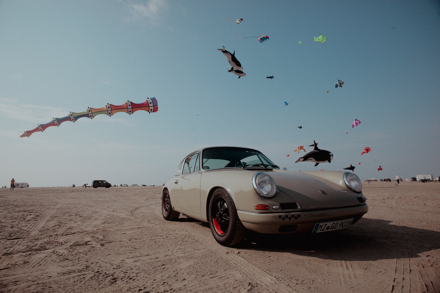 海ページ Air-Cooled Porsches Take To The Sand And The Seaside At Petro-Surf