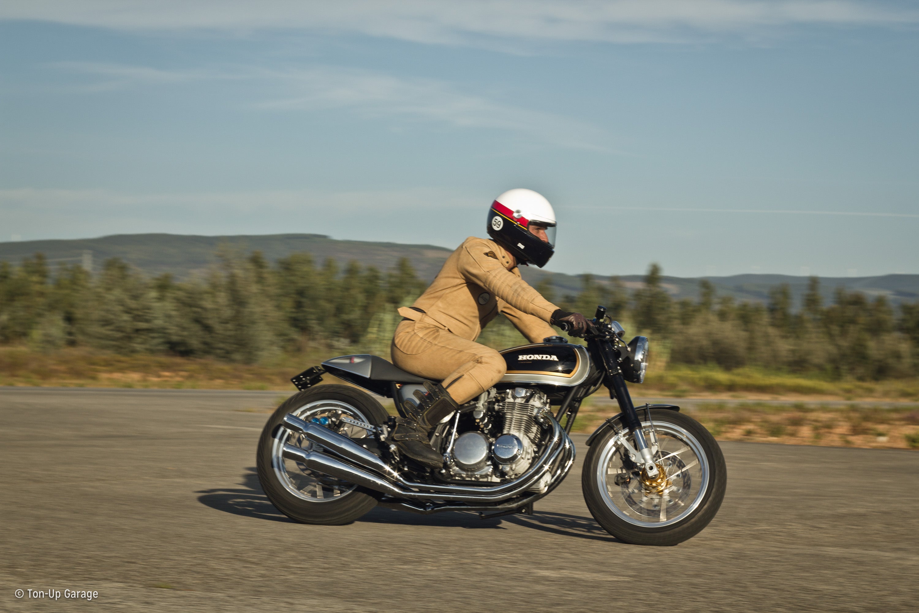 ＣＢ５００ＦＯUＲ This Honda CB500 Four Tribute Has Just The Right Amount Of