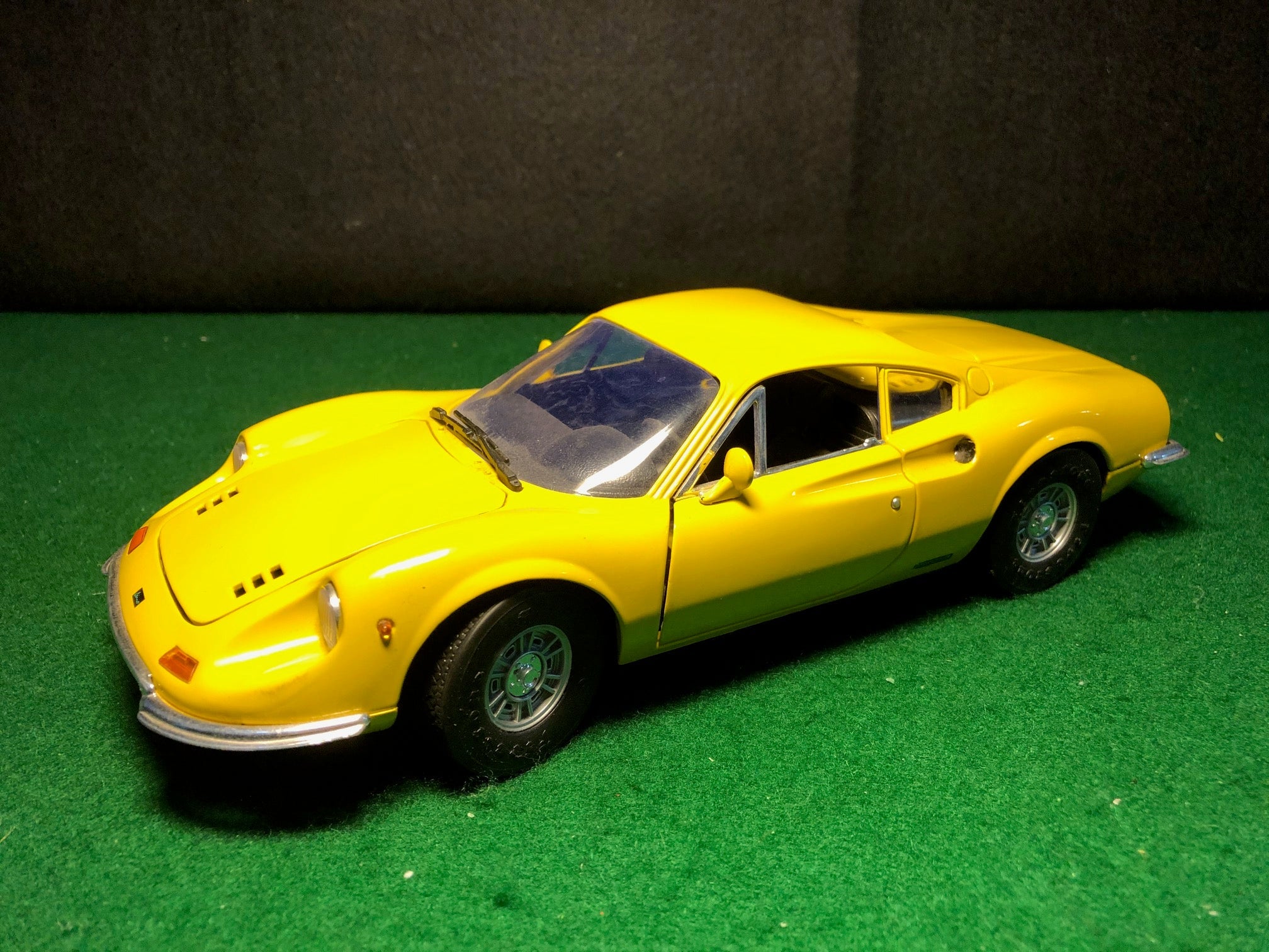 Anson Ferrari Dino 246GT 1:18 ミニカー Ferrari Dino 246GT Yellow/Black by Anson 1:18 (30301)(No box