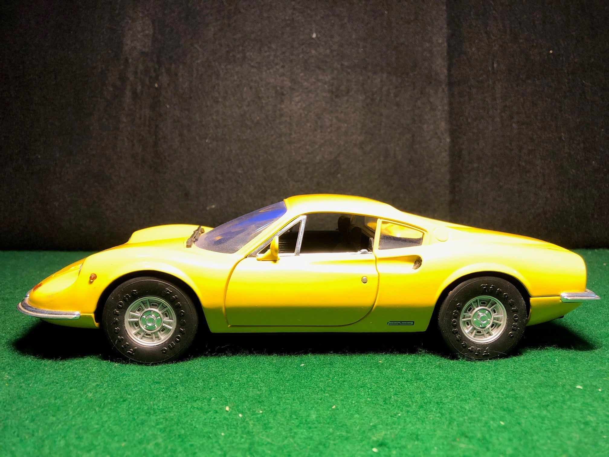 フェラーリ ディーノ　246GT 1/18 イエロー　ANSON Ferrari Dino 246GT Yellow/Black by Anson 1:18 (30301)(No box
