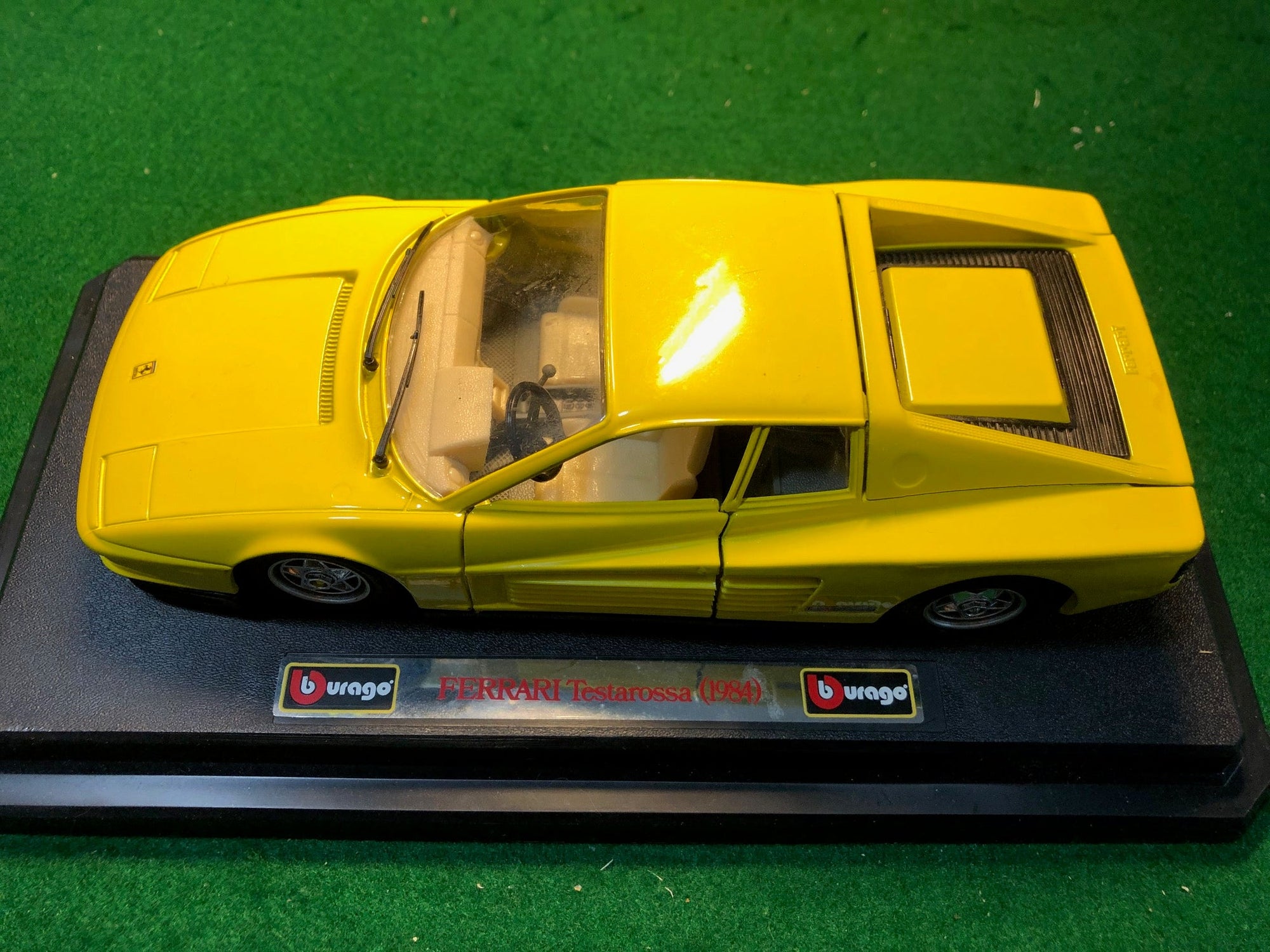 Burago 1/24 - Ferrari Testarossa 1984 Yellow Diecast Scale Burago 1/24 - Ferrari Testarossa 1984 Yellow Diecast Scale