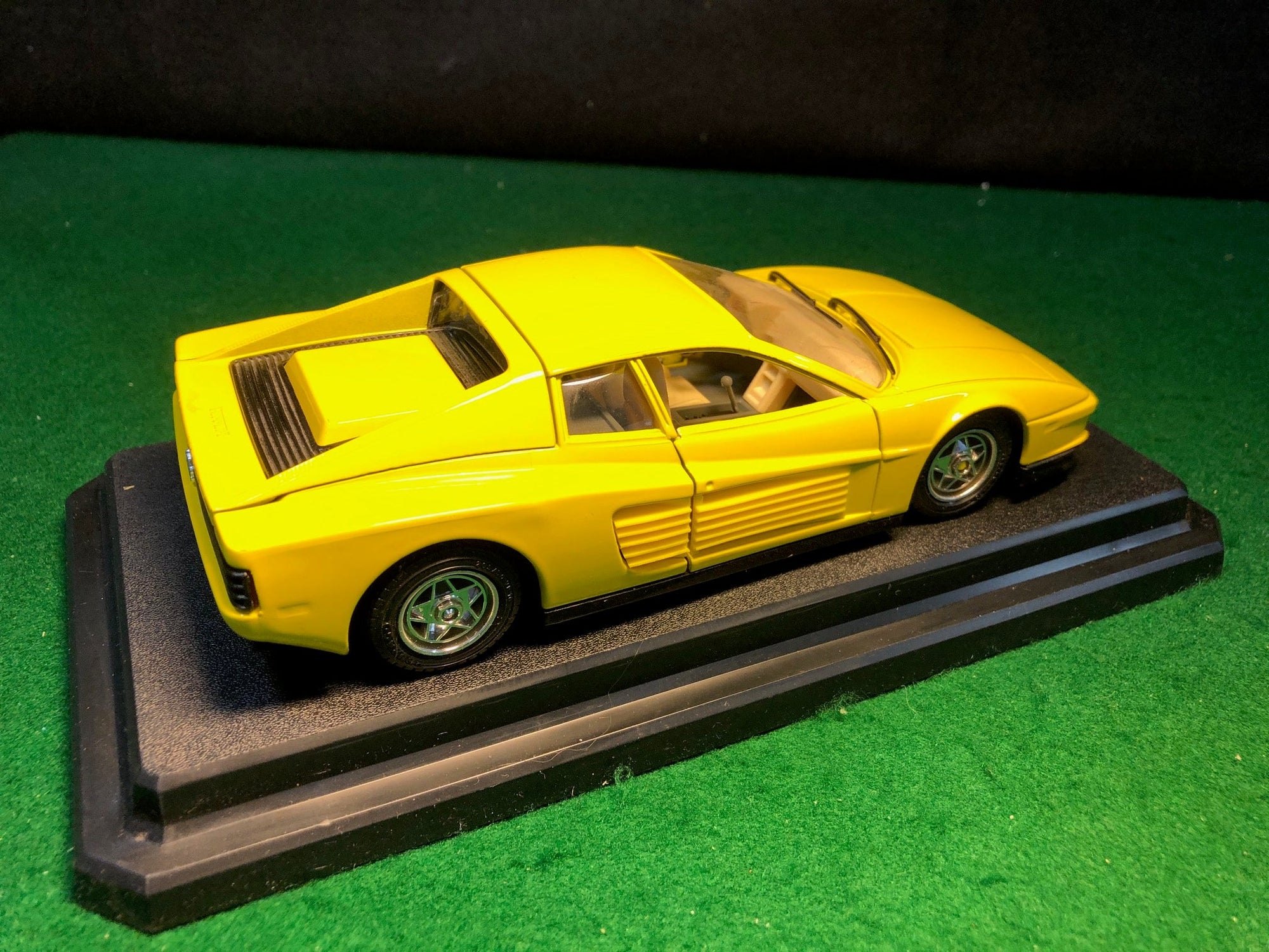 Ferrari Testarossa Yellow by BBurago 1:24 (0104)(No box)