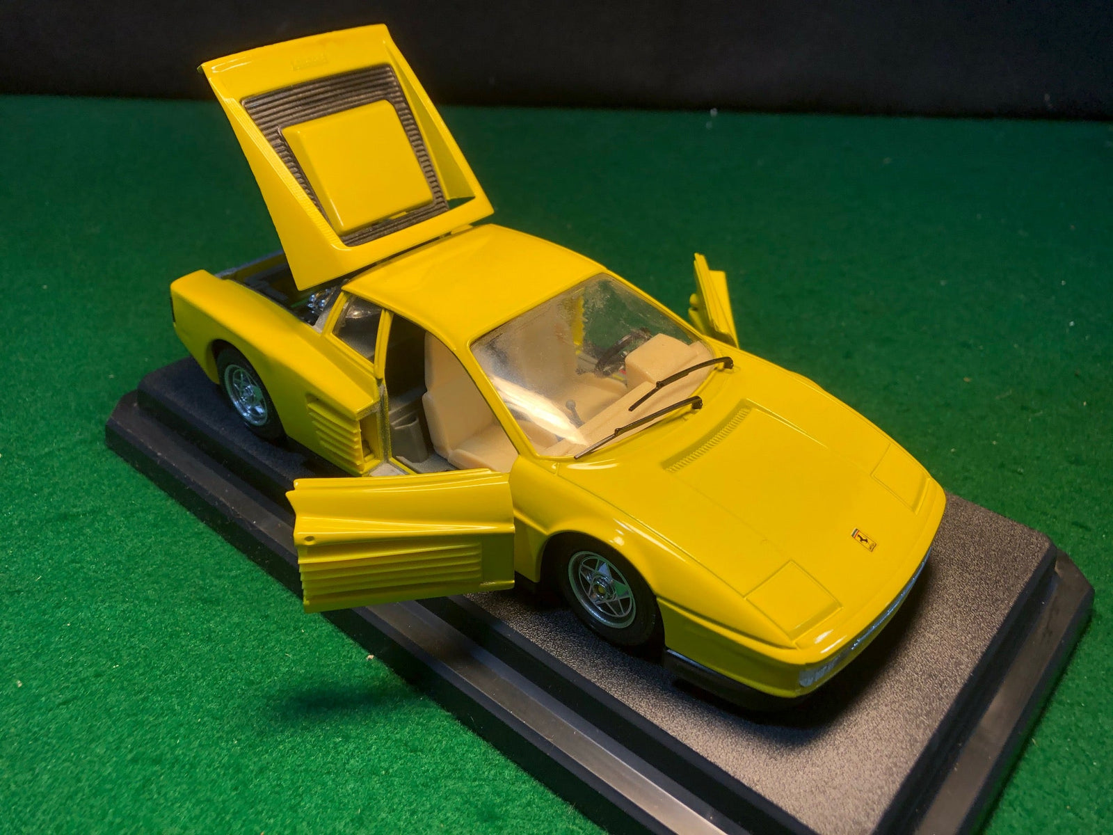 Ferrari Testarossa Yellow by BBurago 1:24 (0104)(No box)