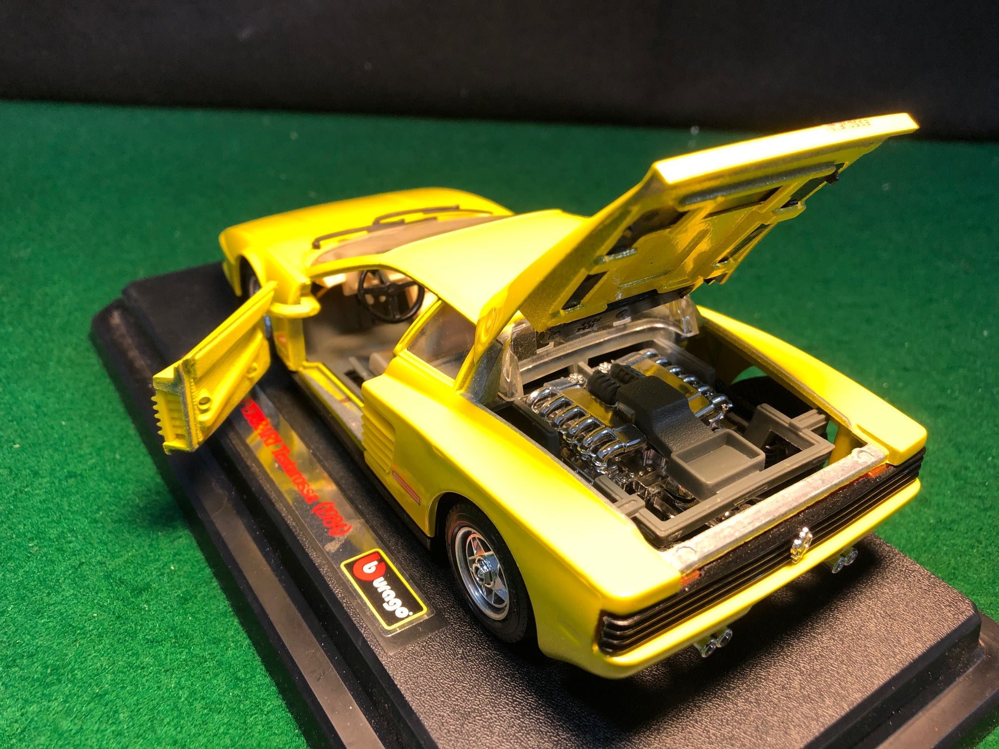 Ferrari Testarossa Yellow by BBurago 1:24 (0104)(No box