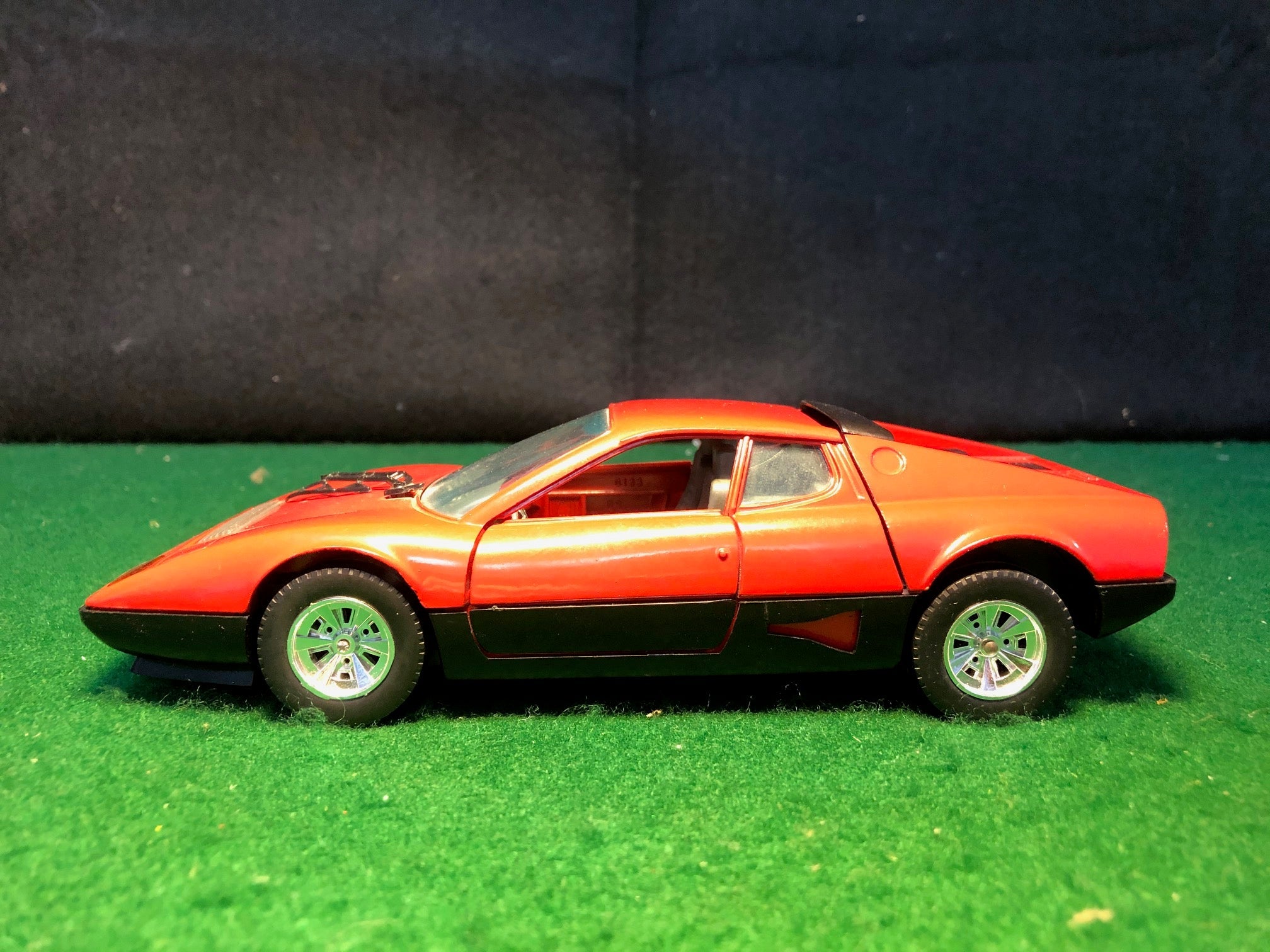 Ferrari 512 BB Berlinetta Boxer Red/Black by BBurago 1:24 (0133)(No box)