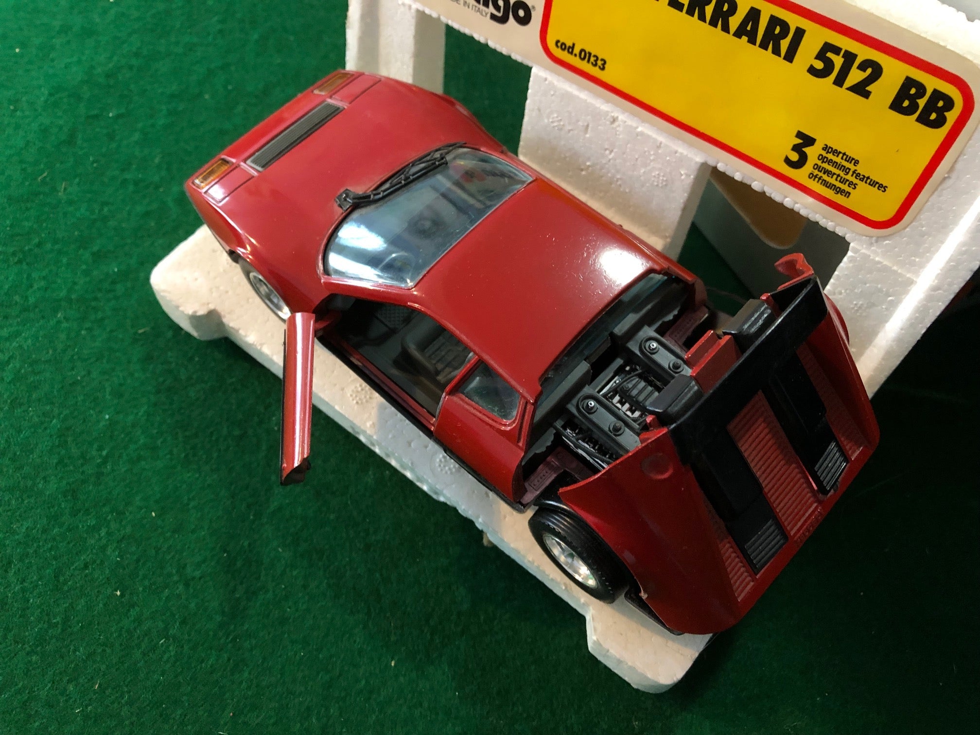 Ferrari 512 BB Berlinetta Boxer Red/Black by BBurago (0133) 1:24