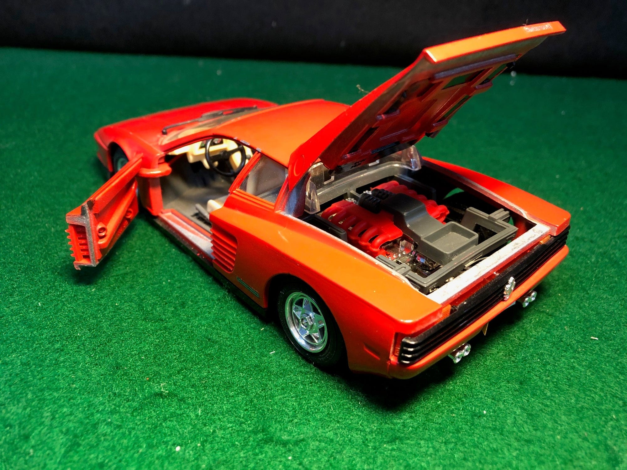 Ferrari Testarossa Red by BBurago 1:24 (1504)(No box)