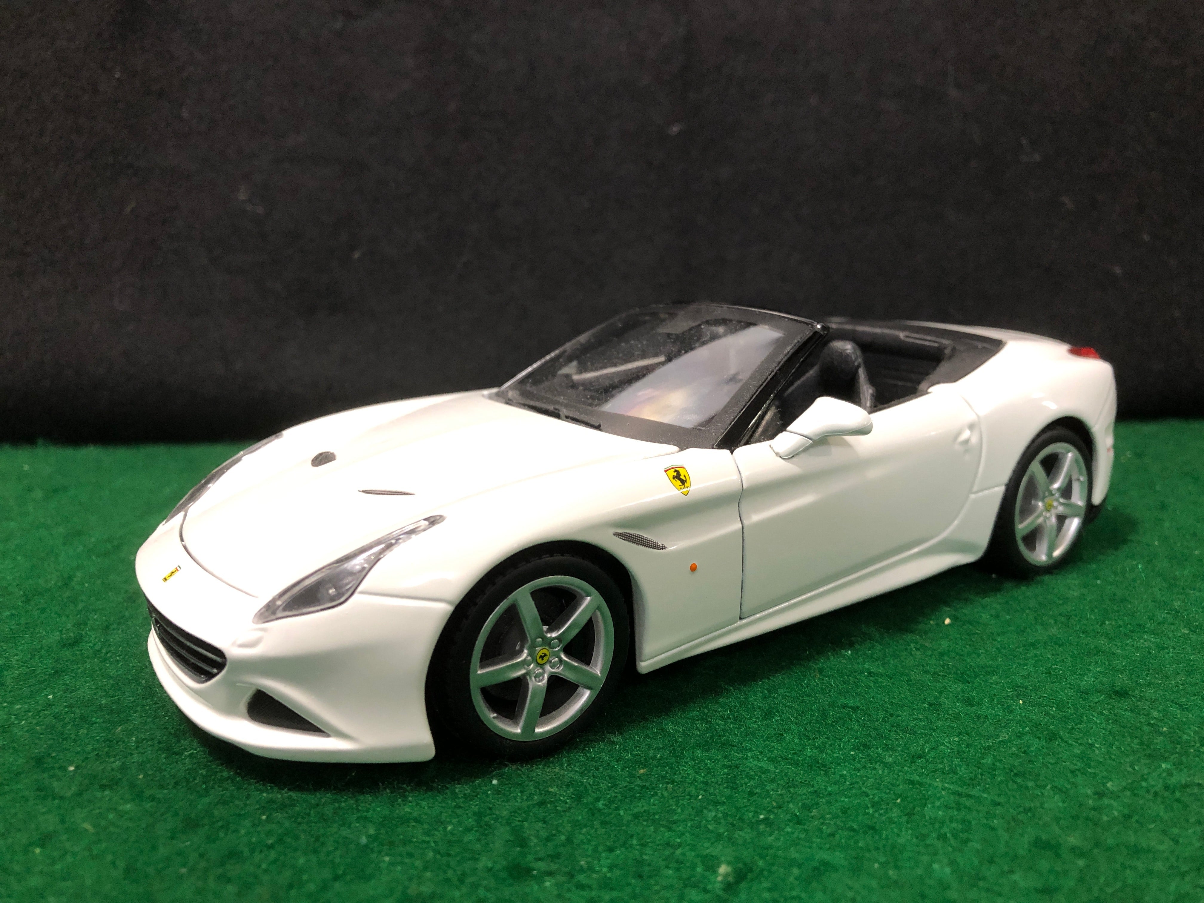 Ferrari California T White Open by BBurago 1:24 (26011)(No box
