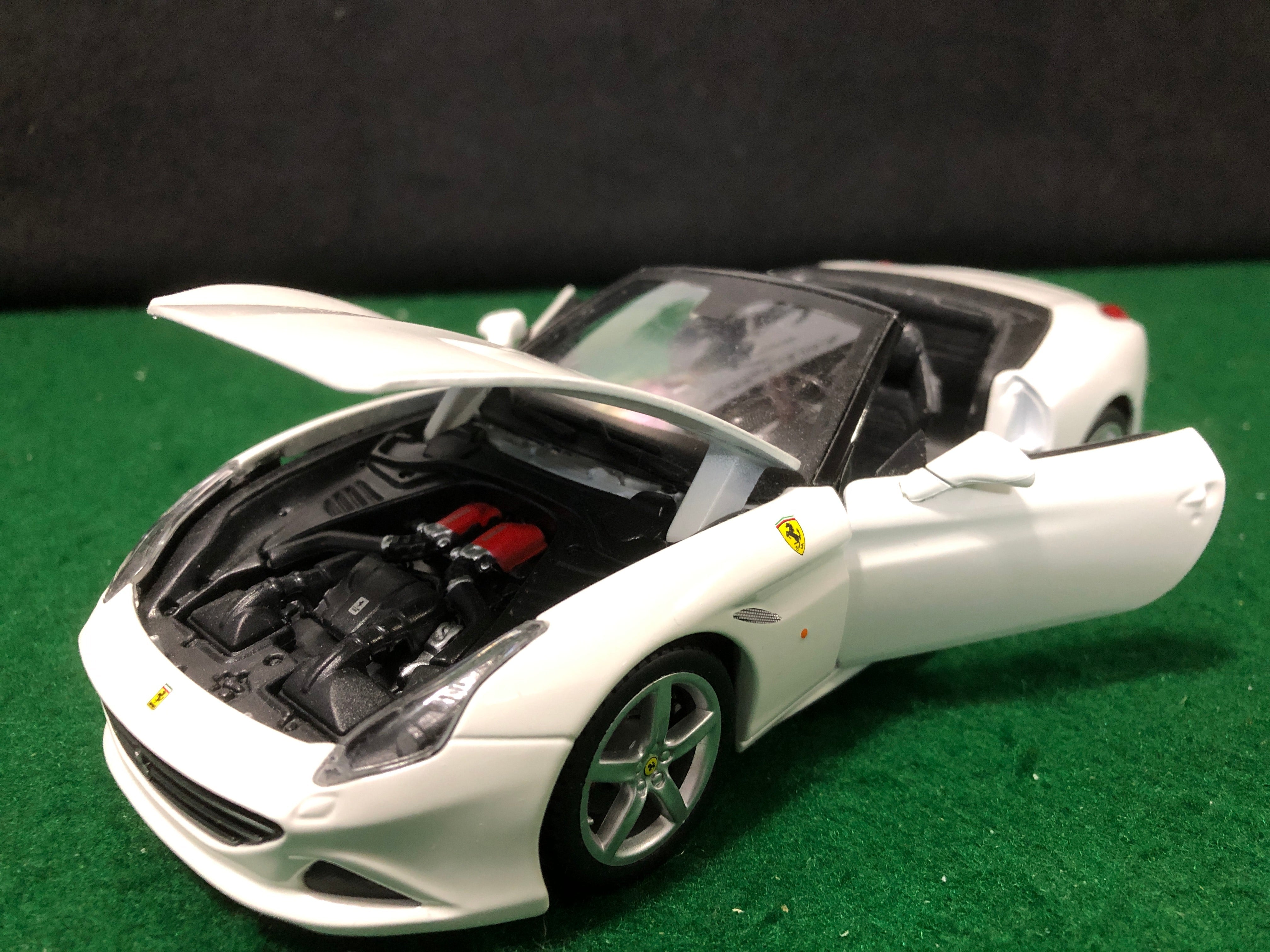 Ferrari California T White Open by BBurago 1:24 (26011)(No box
