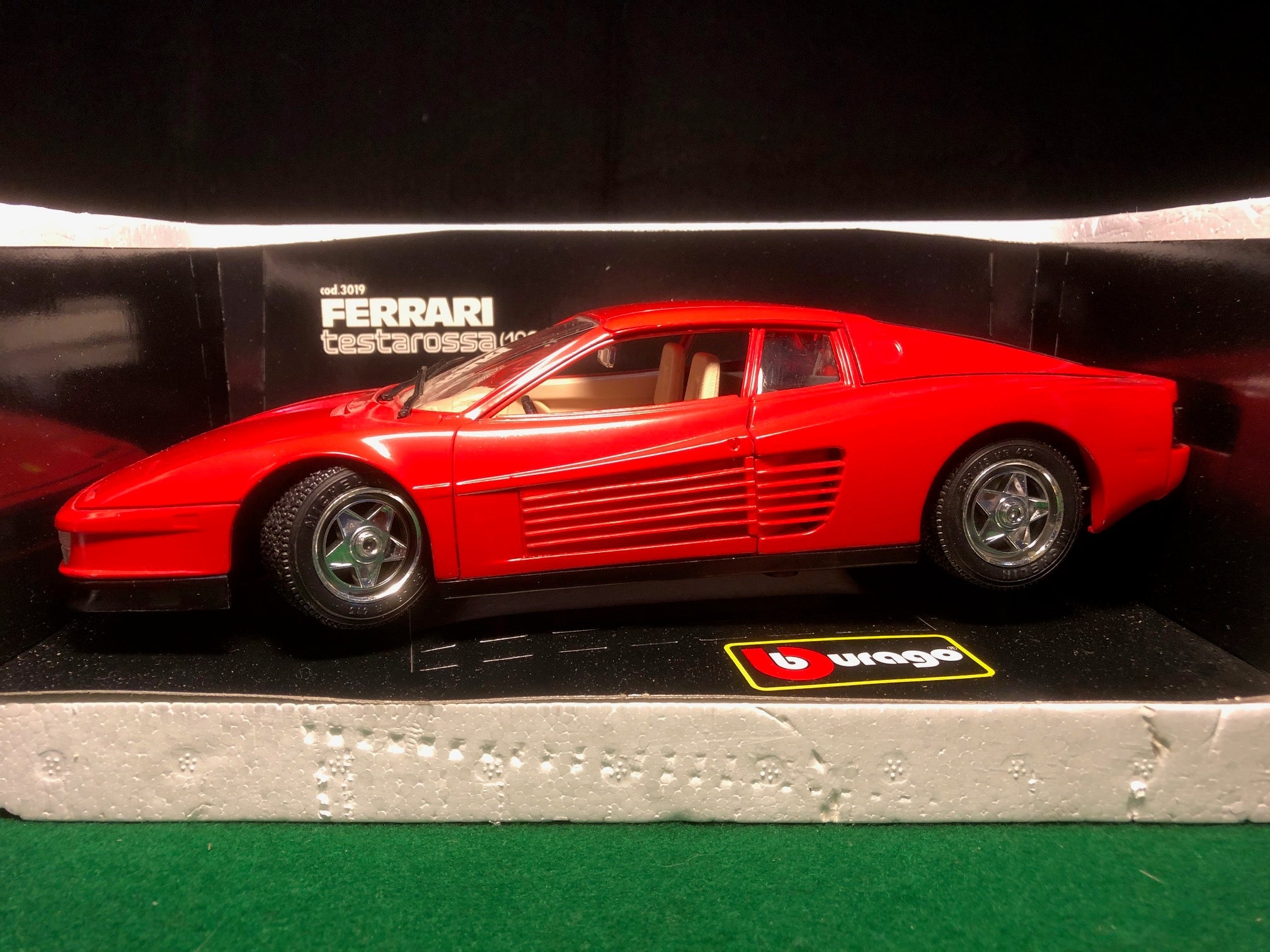 Ferrari Testarossa Red by BBurago 1:18 (3019) - Petrolicious