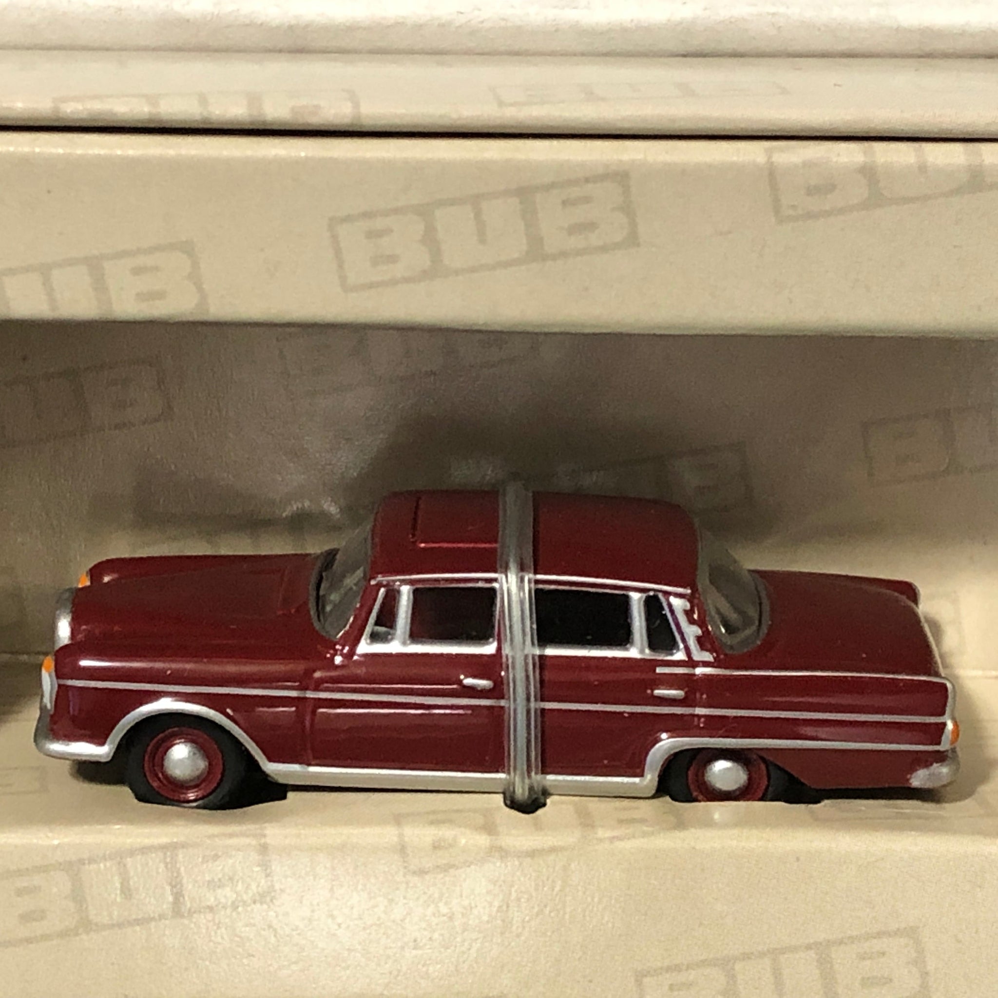 Mercedes-Benz 300SE Red by Bub 1:87 (06270)(Ltd Ed)