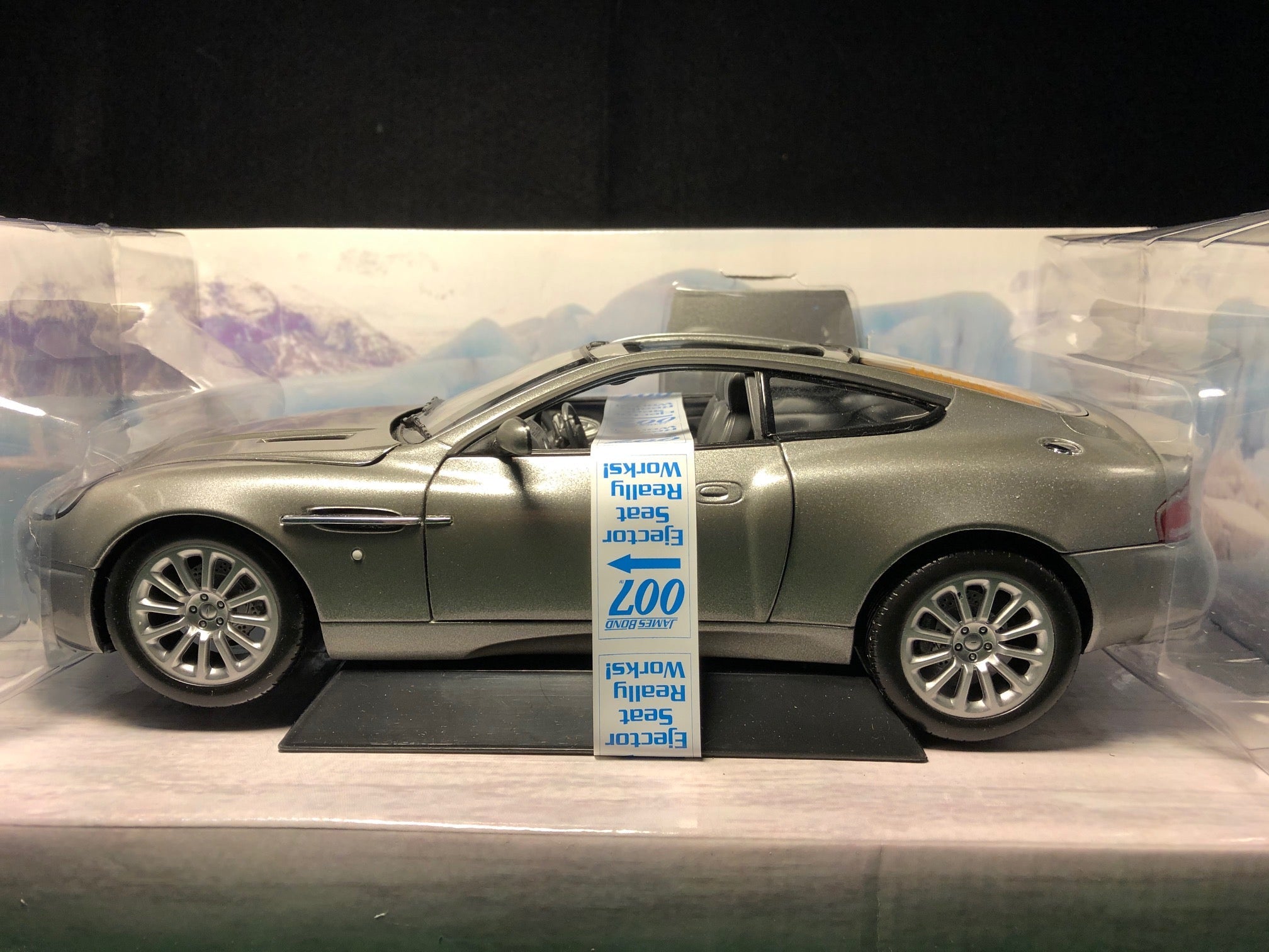 Aston Martin V12 Vanquish James Bond 007, 1:18 - Petrolicious