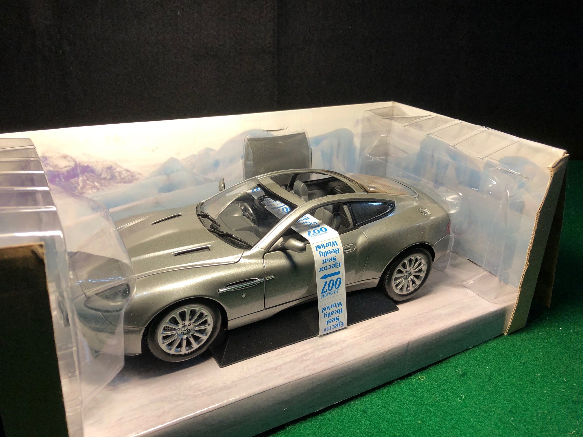 Aston Martin V12 Vanquish James Bond 007, 1:18 - Petrolicious