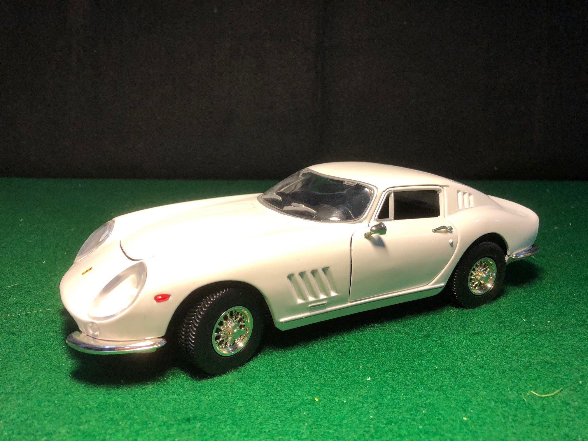 Ferrari 275 GTB/4 White by Ertl 1:18 (7476)(No box) - Default