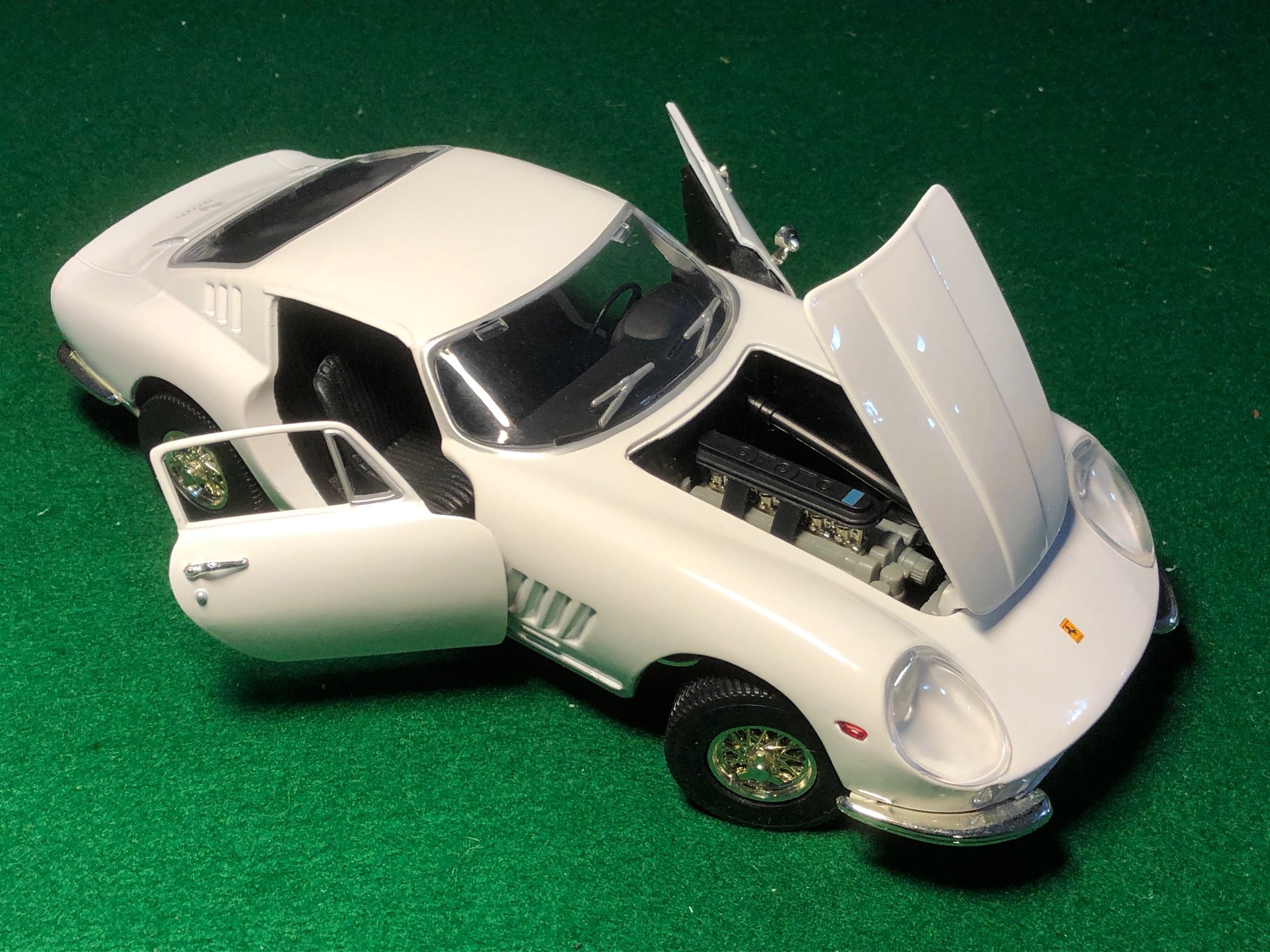 Ferrari 275 GTB/4 White by Ertl 1:18 (7476)(No box) - Petrolicious