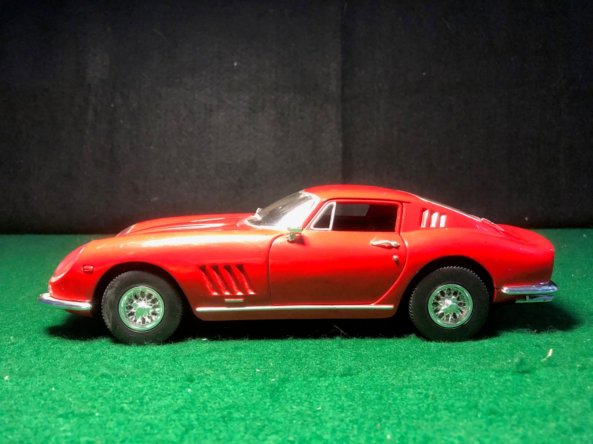 Ferrari 275 GTB/4 Red by Ertl 1:18 (7483)(No box)