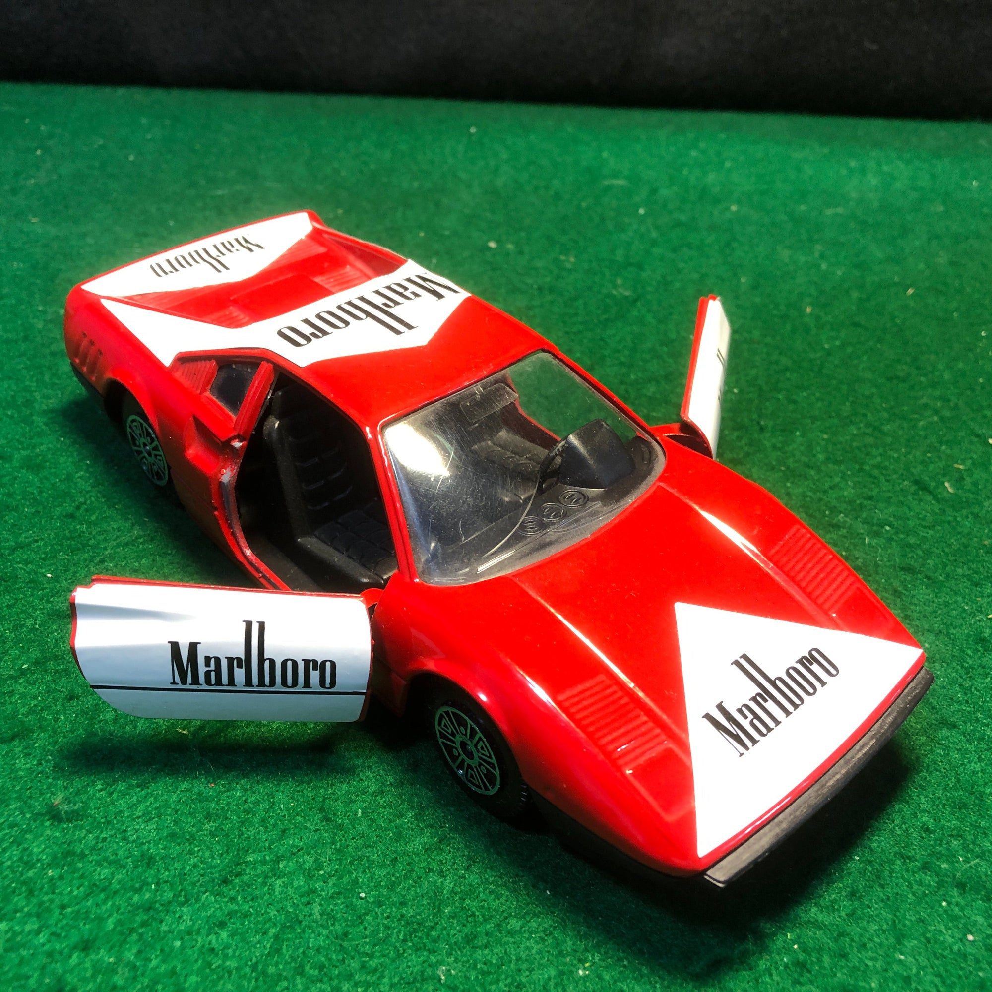 Ferrari 288 GTO Marlboro Racing by Guiloy 1:24 (64500)(No box)