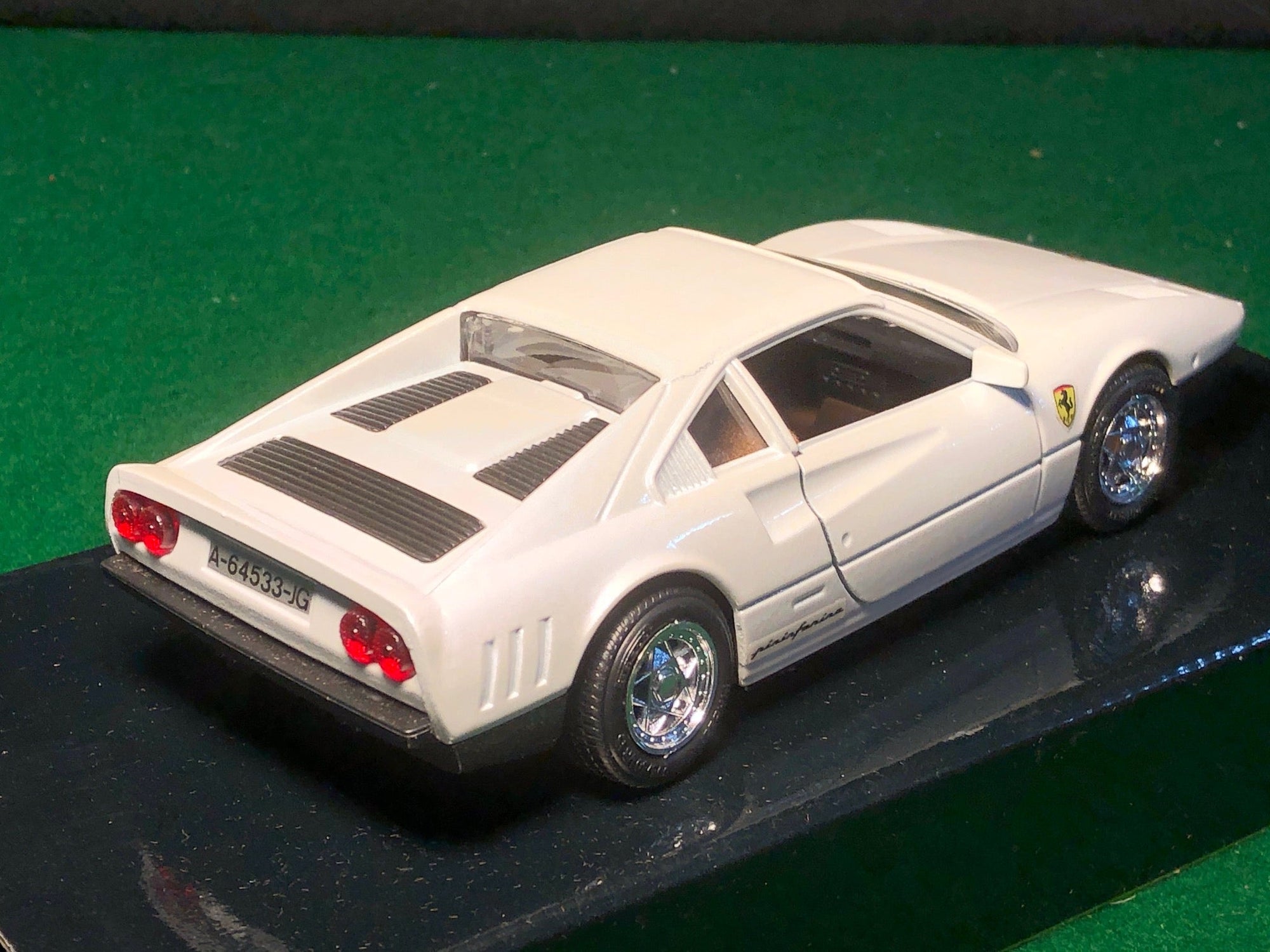 Ferrari 288 GTO White by Guiloy 1:24 (64533)