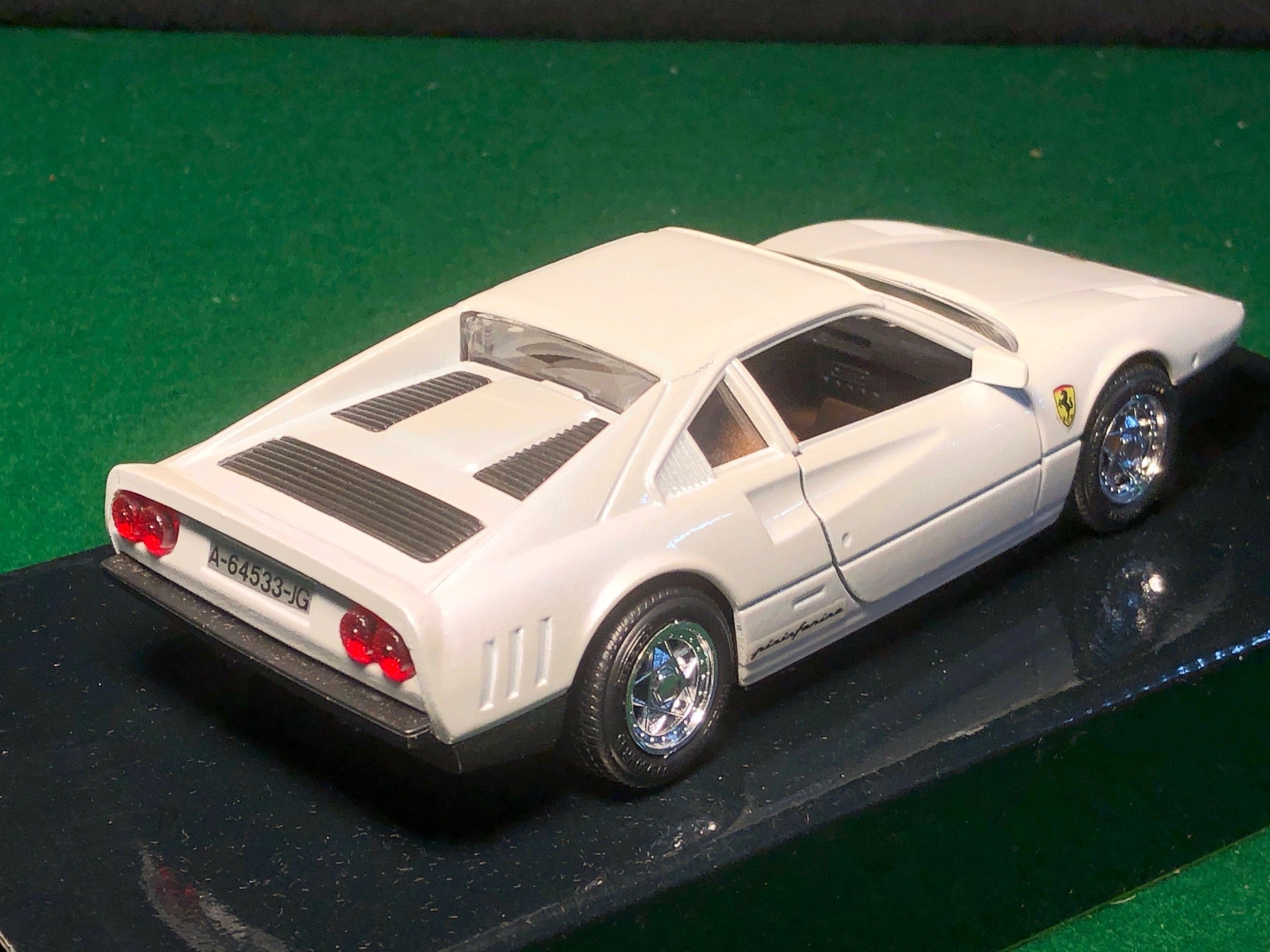 Ferrari 288 GTO White by Guiloy 1:24 (64533)