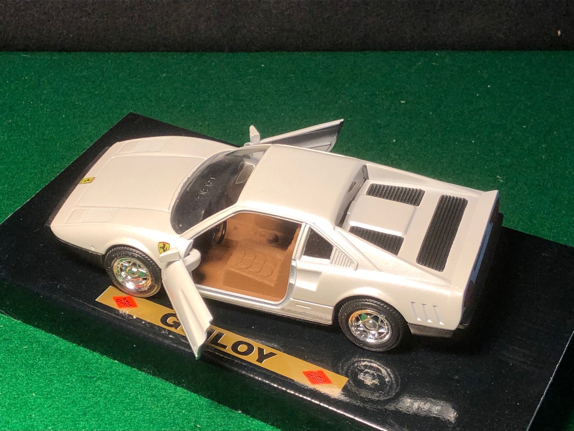Ferrari 288 GTO White by Guiloy 1:24 (64533)
