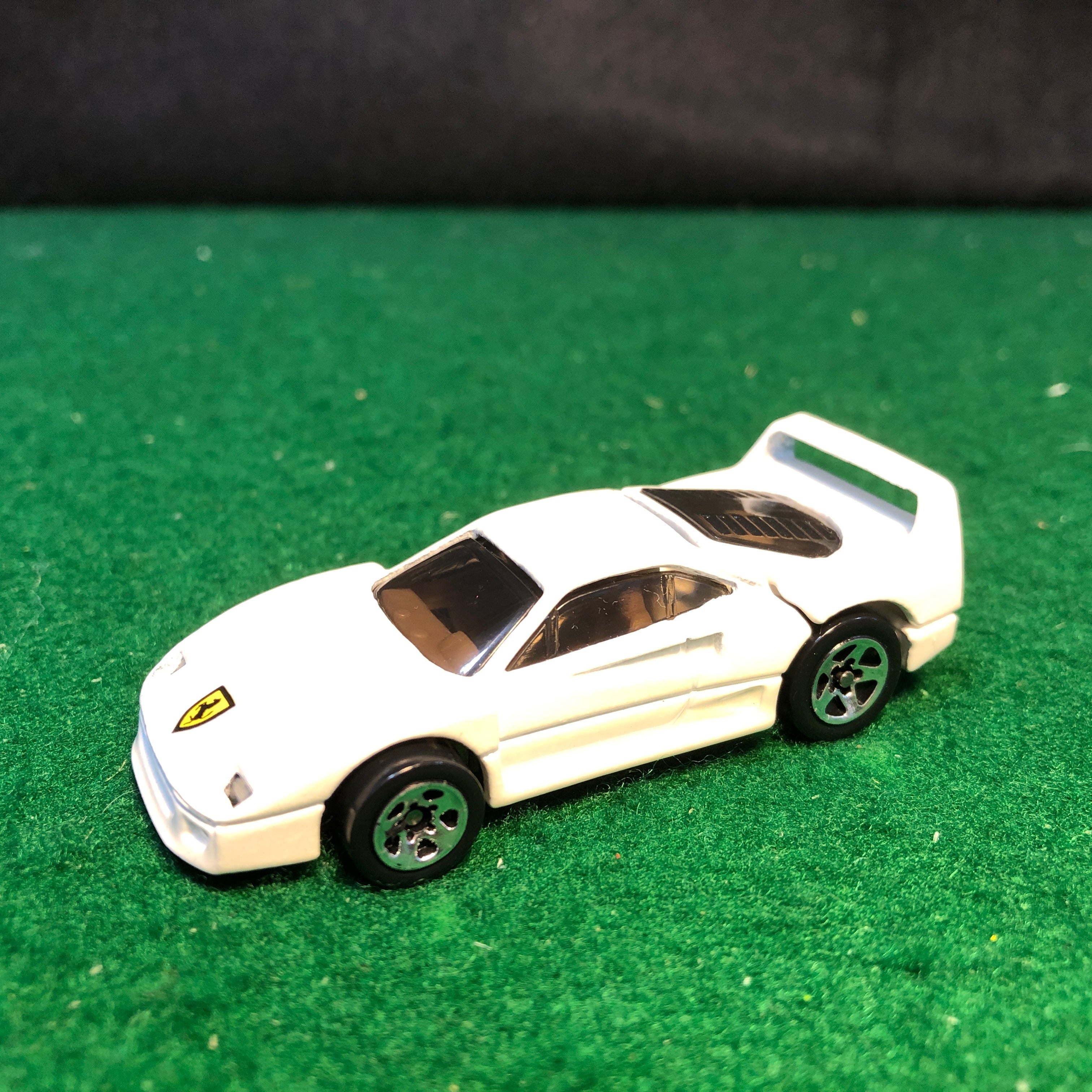 Ferrari F40 White by HotWheels 1:64 (5SP)(12405)(No box