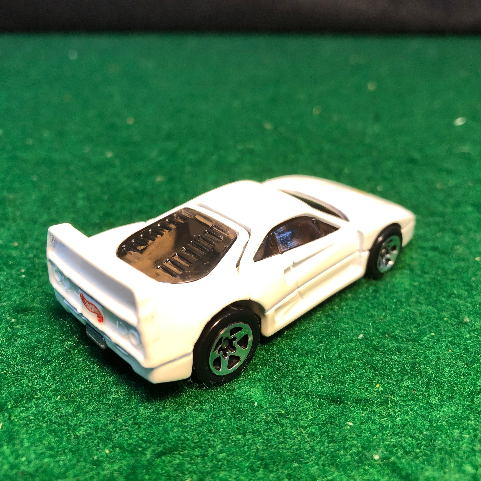 Ferrari F40 White by HotWheels 1:64 (5SP)(12405)(No box)