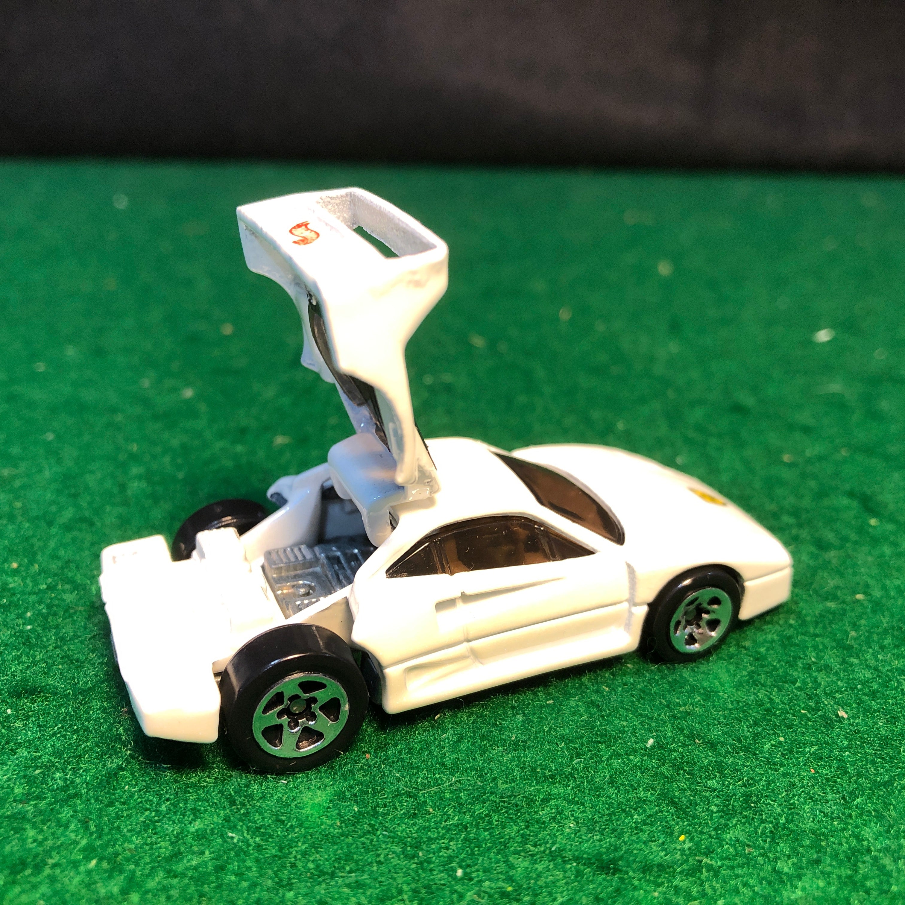 Ferrari F40 White by HotWheels 1:64 (5SP)(12405)(No box