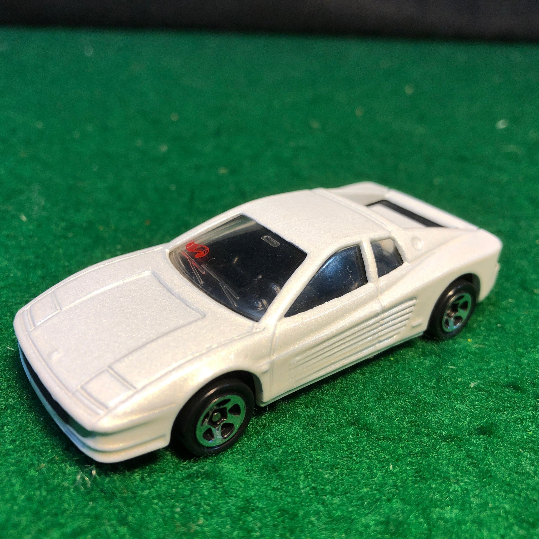 Ferrari Testarossa Pearl White by HotWheels 1:64 (5SP)(16304)(No box)