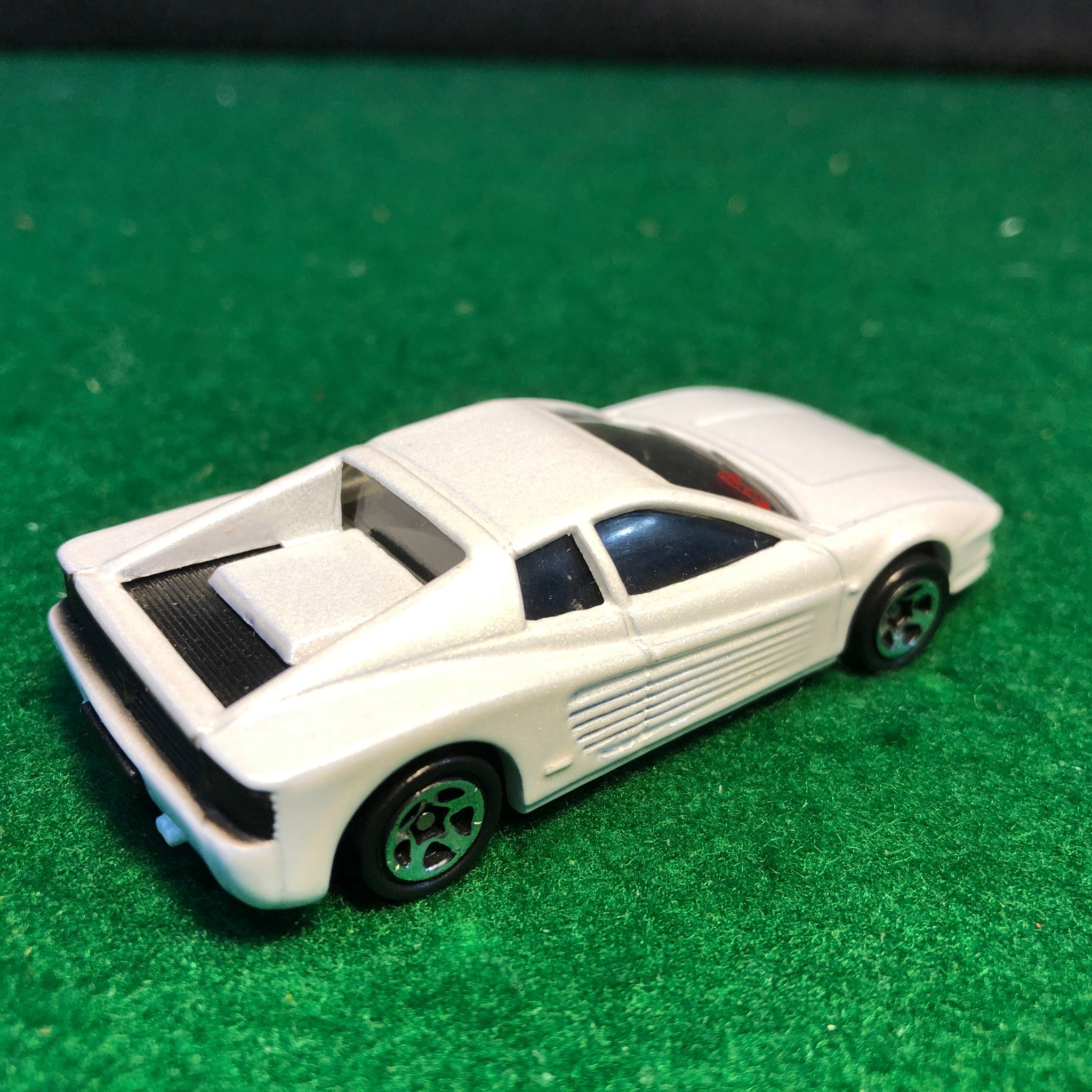 Ferrari Testarossa Pearl White by HotWheels 1:64 (5SP)(16304)(No box)