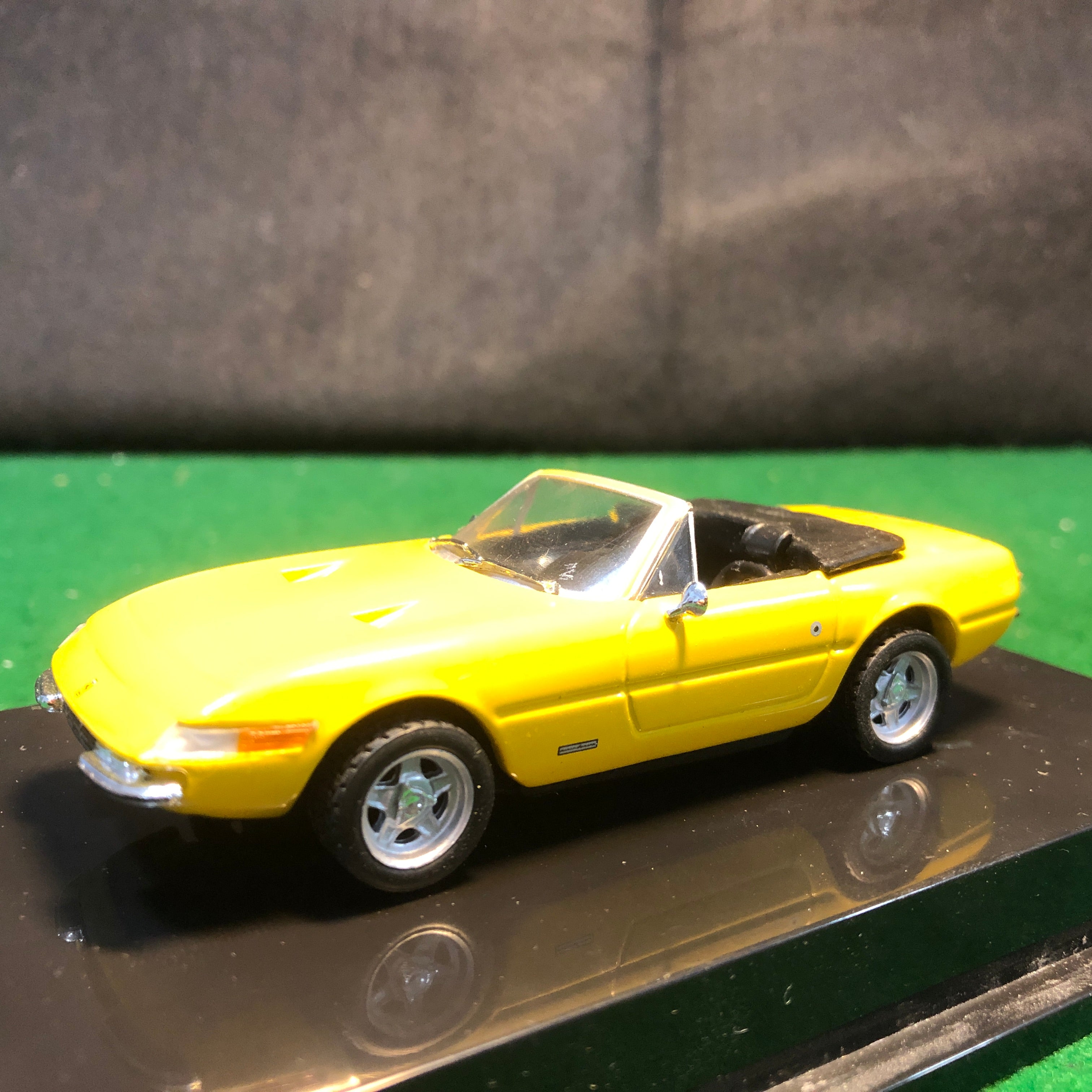 Ferrari 365 GTS/4 Daytona Yellow by HotWheels 1:43 (25719