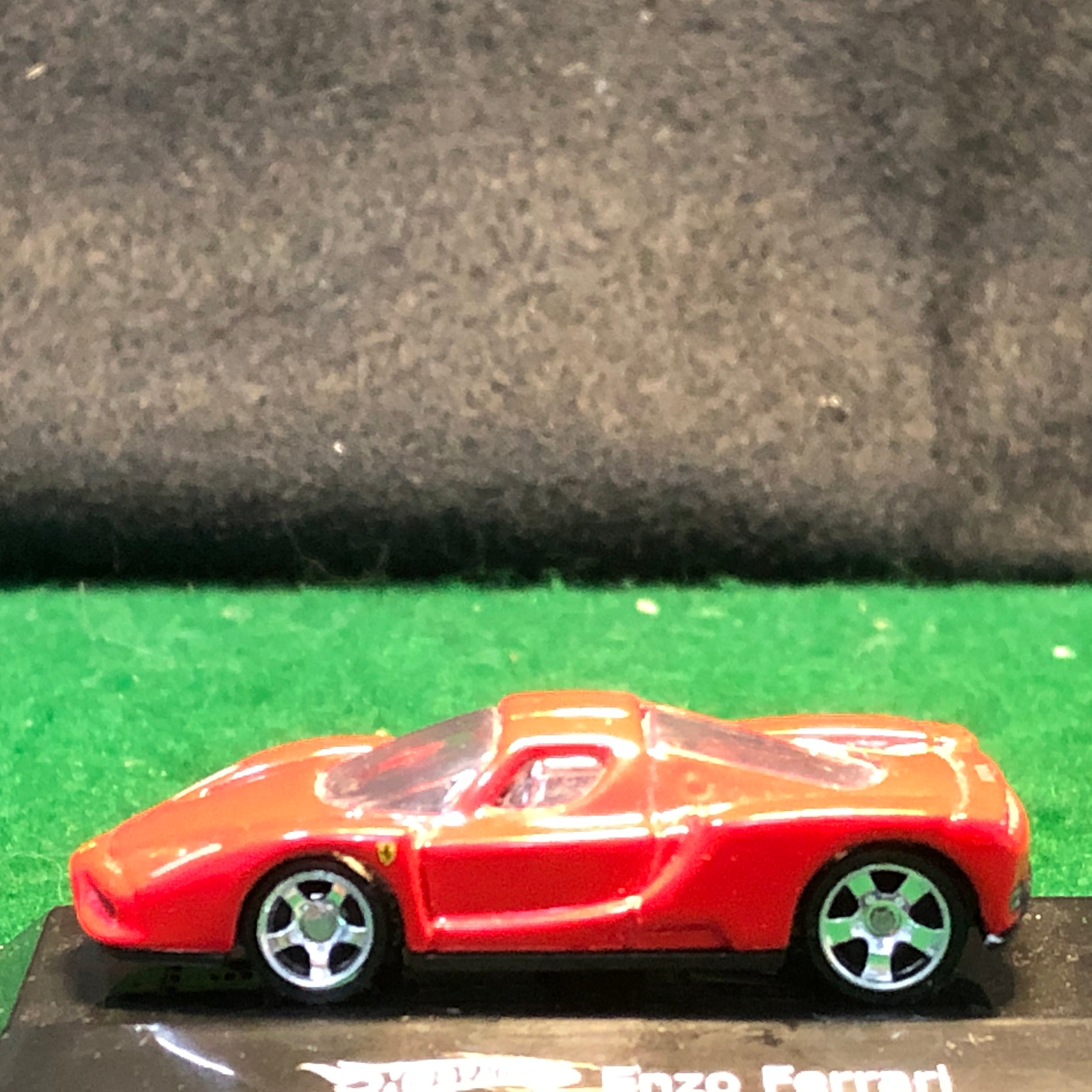 Ferrari Enzo Red by HotWheels 1:87 HO (5SP)(L7174)(DC) - Petrolicious
