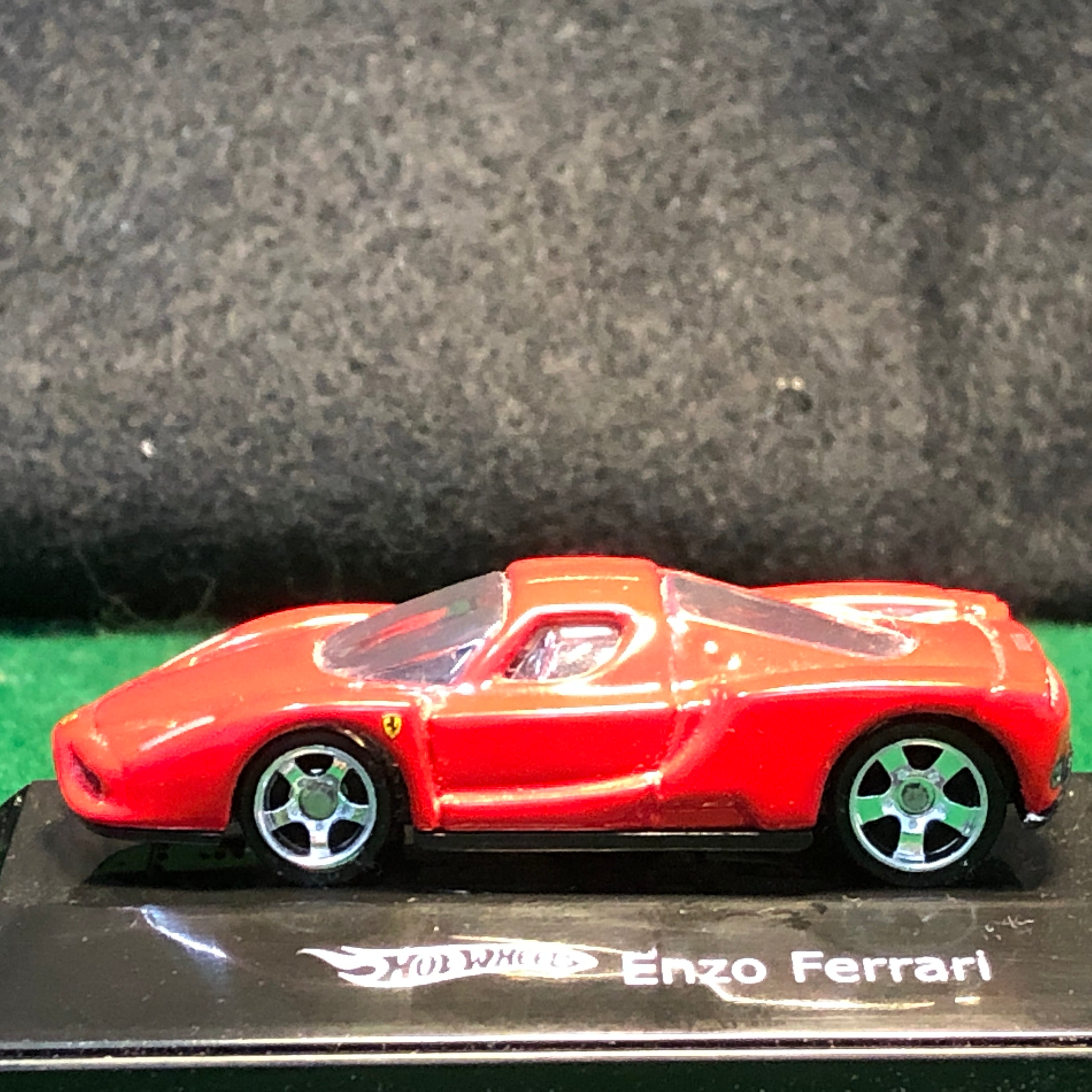 Ferrari Enzo Red by HotWheels 1:87 HO (5SP)(L7174)(No box
