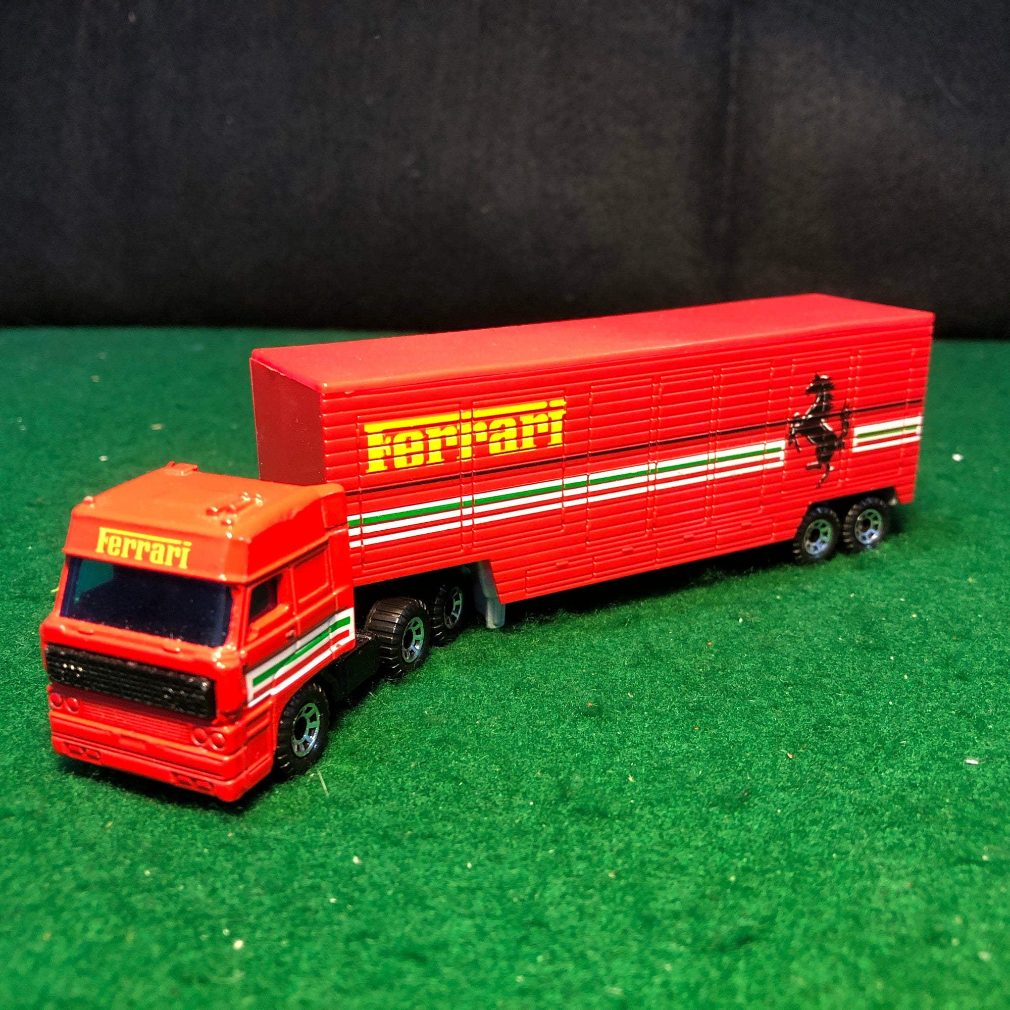 Ferrari Team Transporter DAF 3300 & Low Bed Trailer by Matchbox 1:86 HO (CY24)(No box)