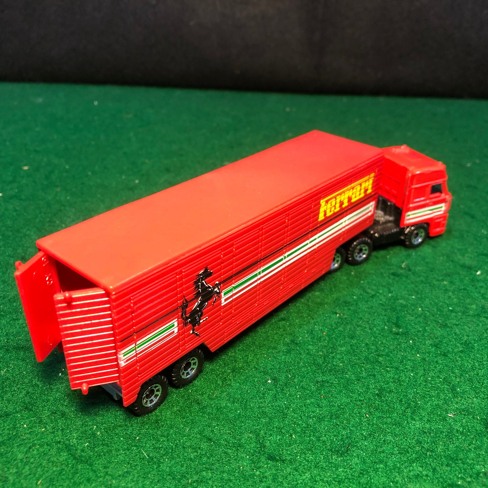 Ferrari Team Transporter DAF 3300 & Low Bed Trailer by Matchbox 1:86 HO (CY24)(No box)
