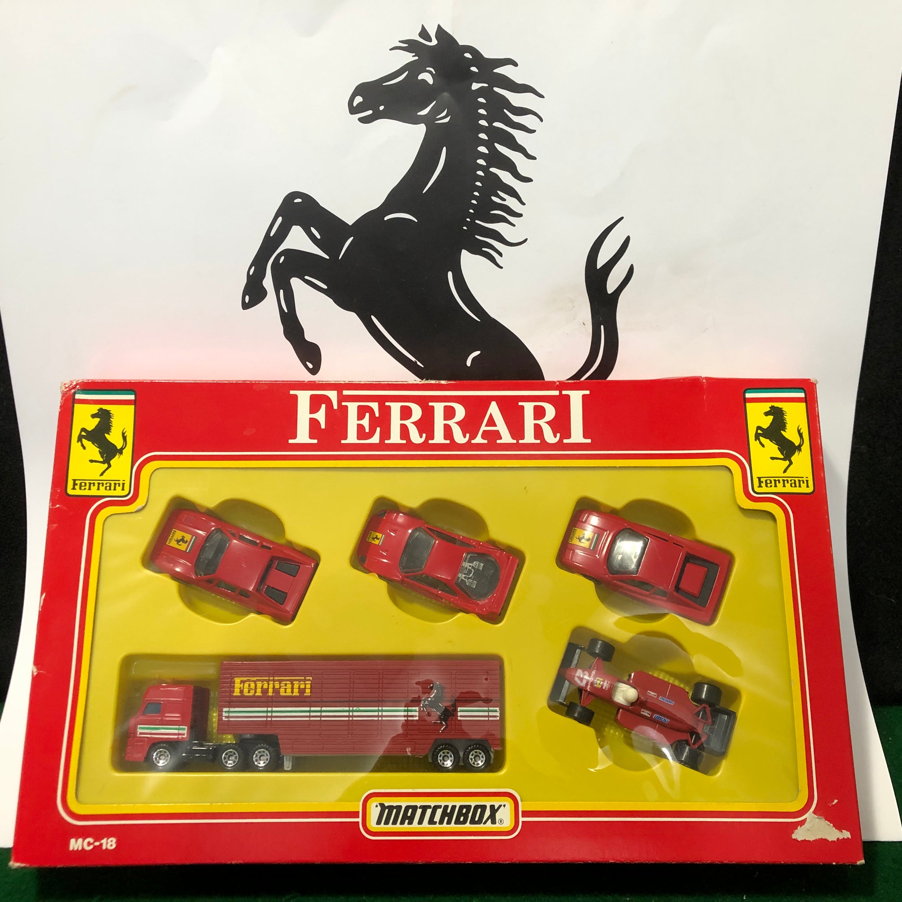 Ferrari 308 GTB F40 Testarossa F1 Car + Transporter Gift Set by