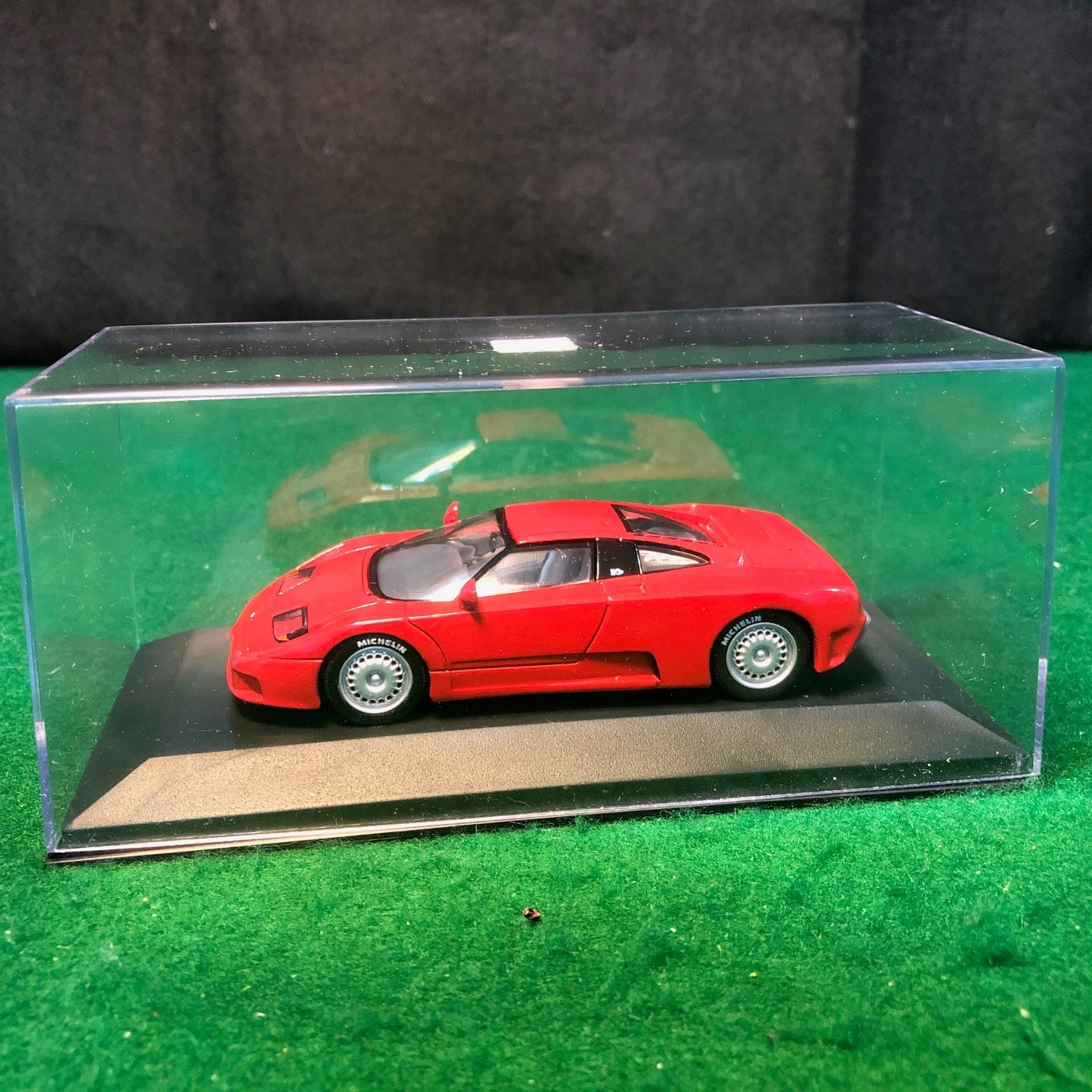 Bugatti EB 110 Red by Minichamps 1:43 (102112)