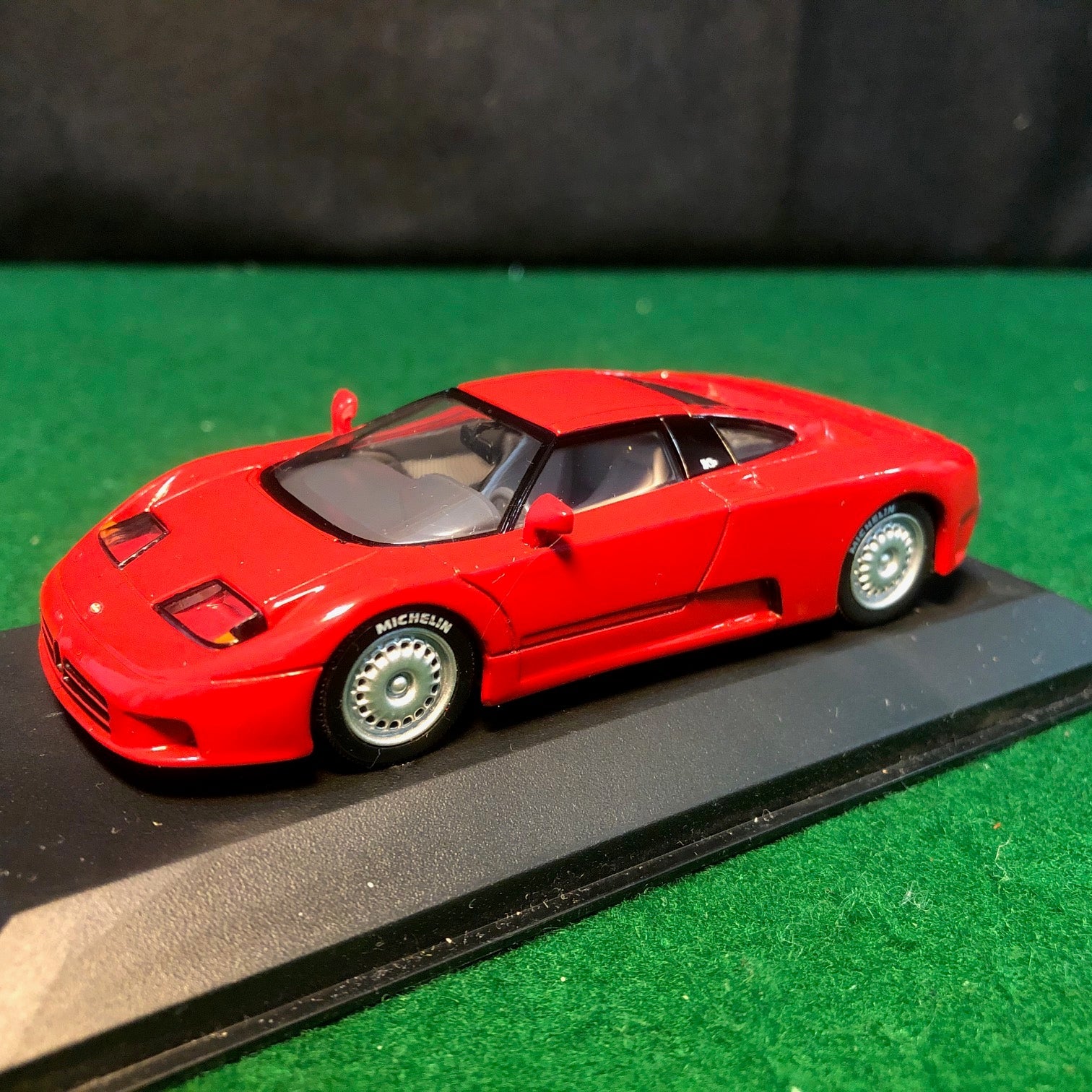 Bugatti EB 110 Red by Minichamps 1:43 (102112)