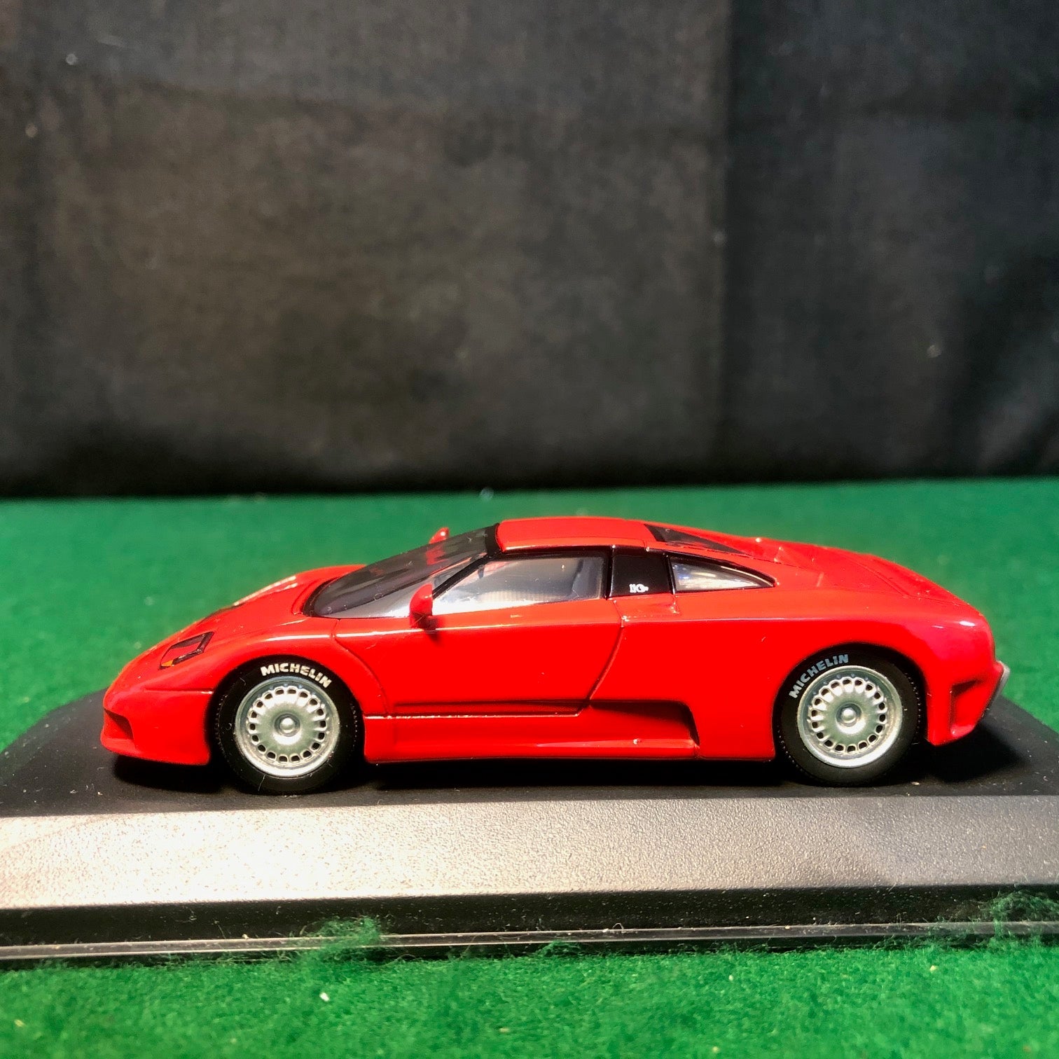 Bugatti EB 110 Red by Minichamps 1:43 (102112)