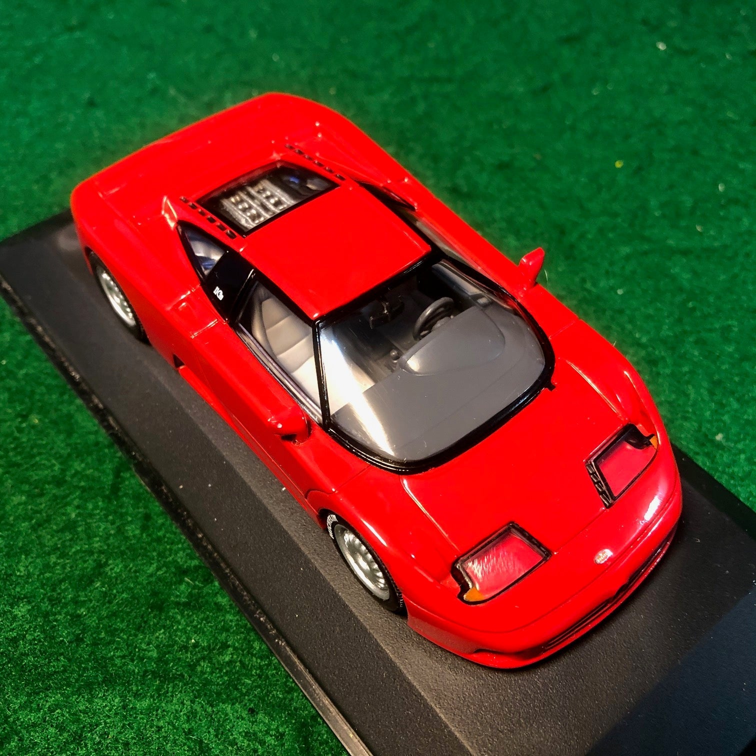 Bugatti EB 110 Red by Minichamps 1:43 (102112)