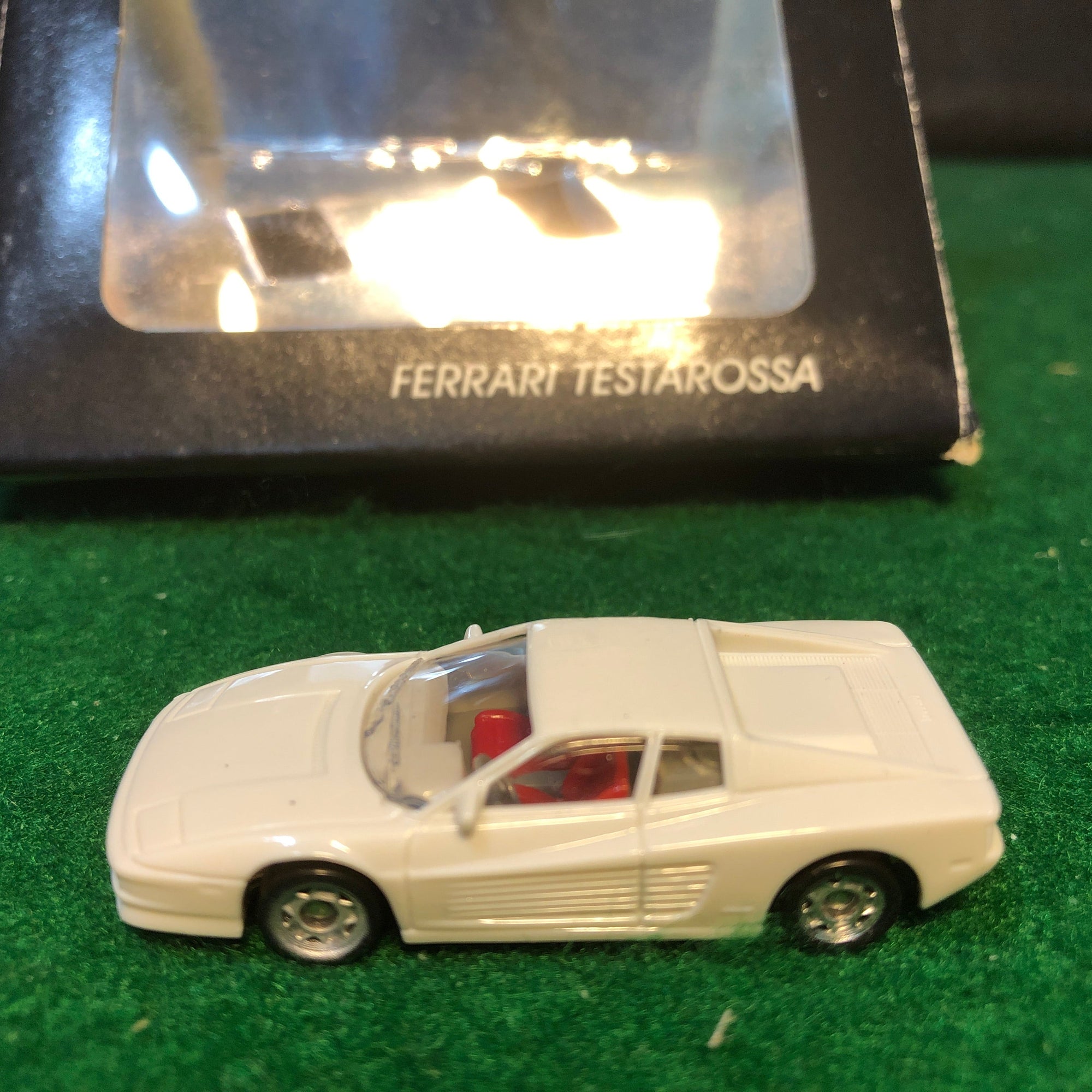 Ferrari Testarossa White by Monogram 1:87 HO (2014)