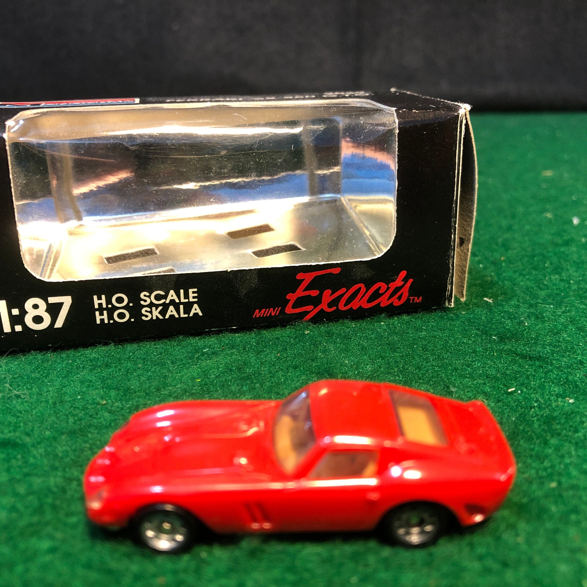 Ferrari 250 GTO Red by Monogram 1:87 HO (2039)