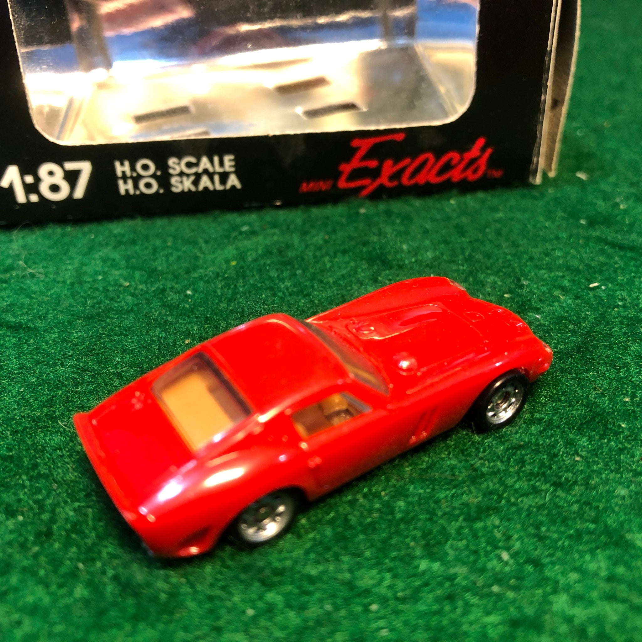 Ferrari 250 GTO Red by Monogram 1:87 HO (2039)