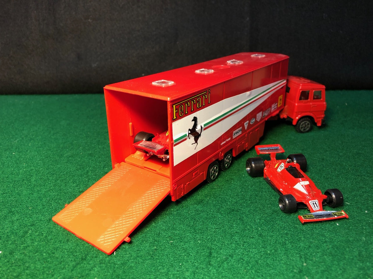 Ferrari Formula 1 Team Transporter & Cars 1:55 by Polistil (RJ101
