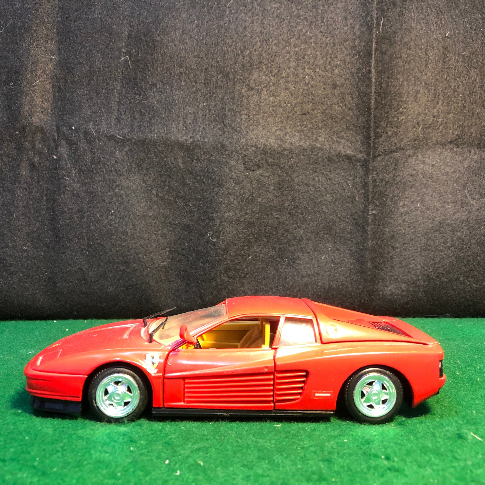 Ferrari Testarossa Red by Revell 1:24 (8609)(No box)