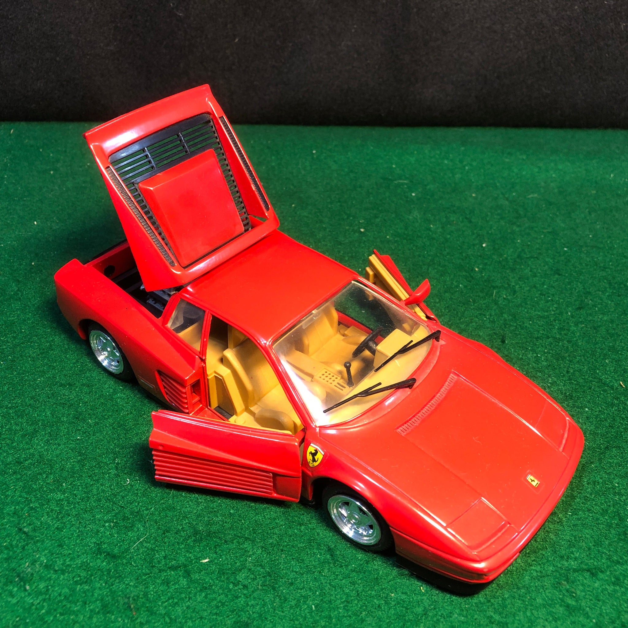 Ferrari Testarossa Red by Revell 1:24 (8609)(No box)