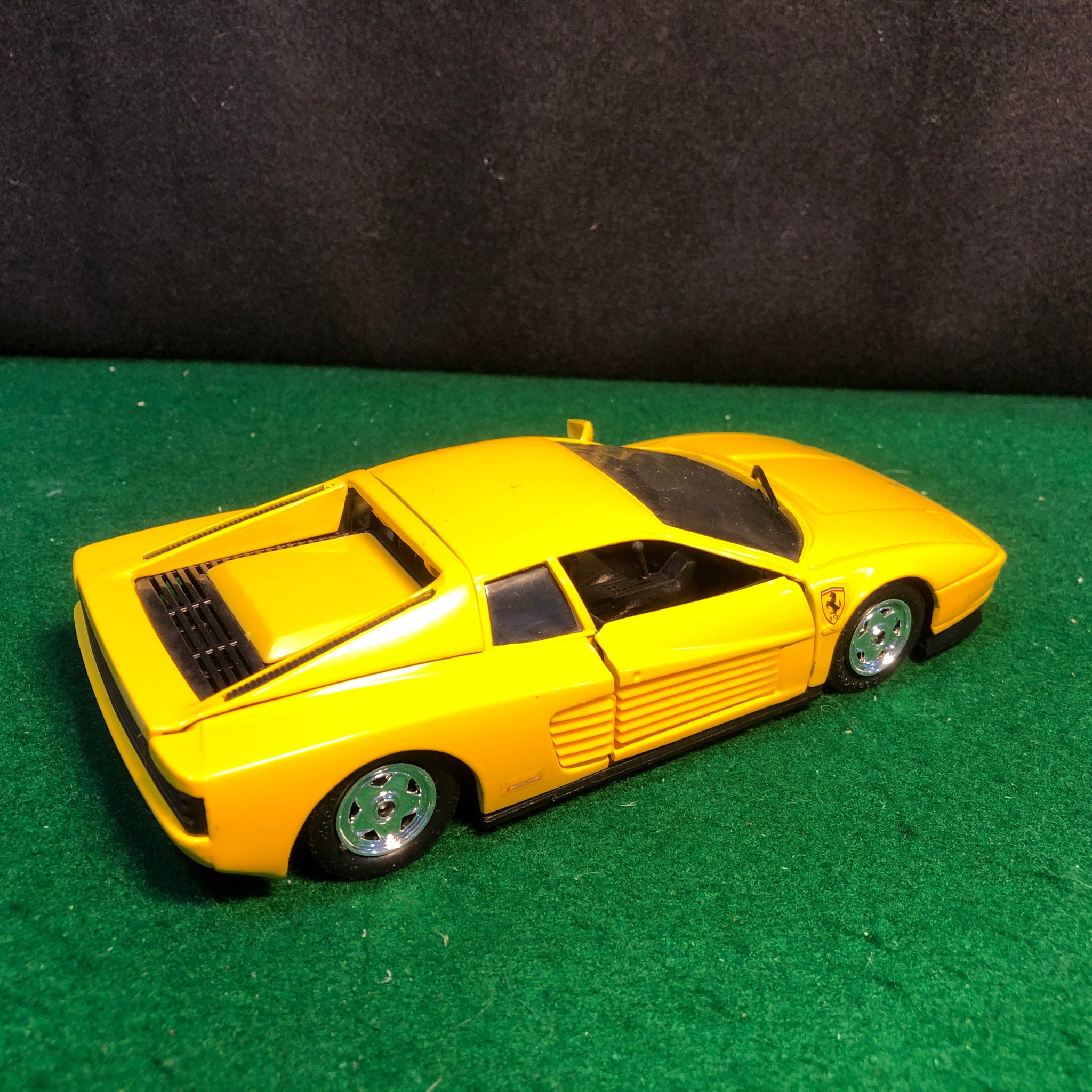 Ferrari Testarossa Yellow by Revell 1:24 (8609)(No box)
