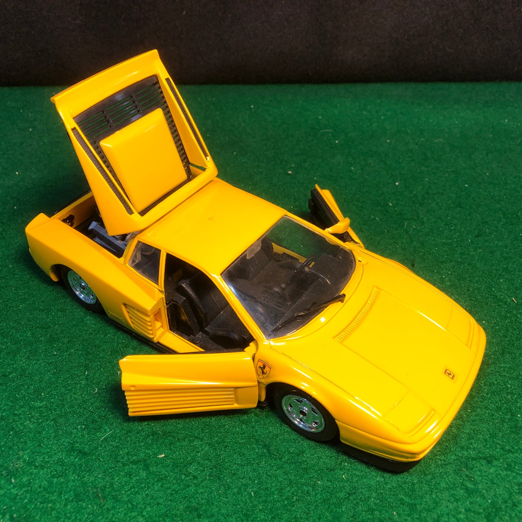 Ferrari Testarossa Yellow by Revell 1:24 (8609)(No box)