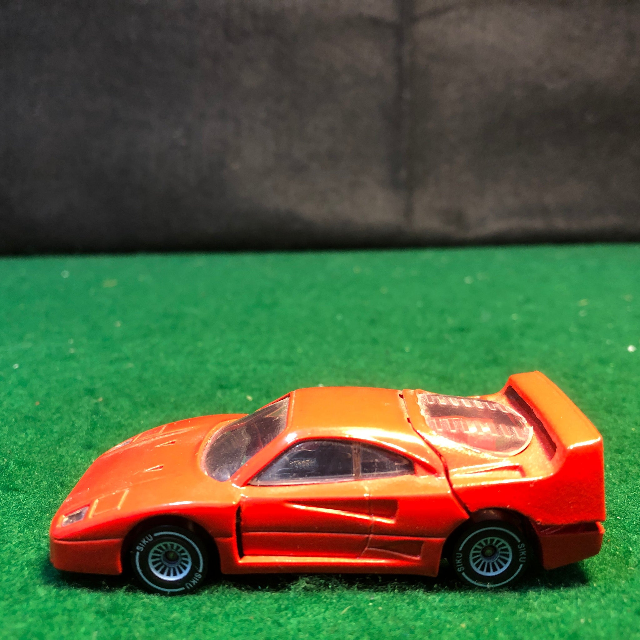 Ferrari F40 Red by Siku 1:55 (1075)(No box)