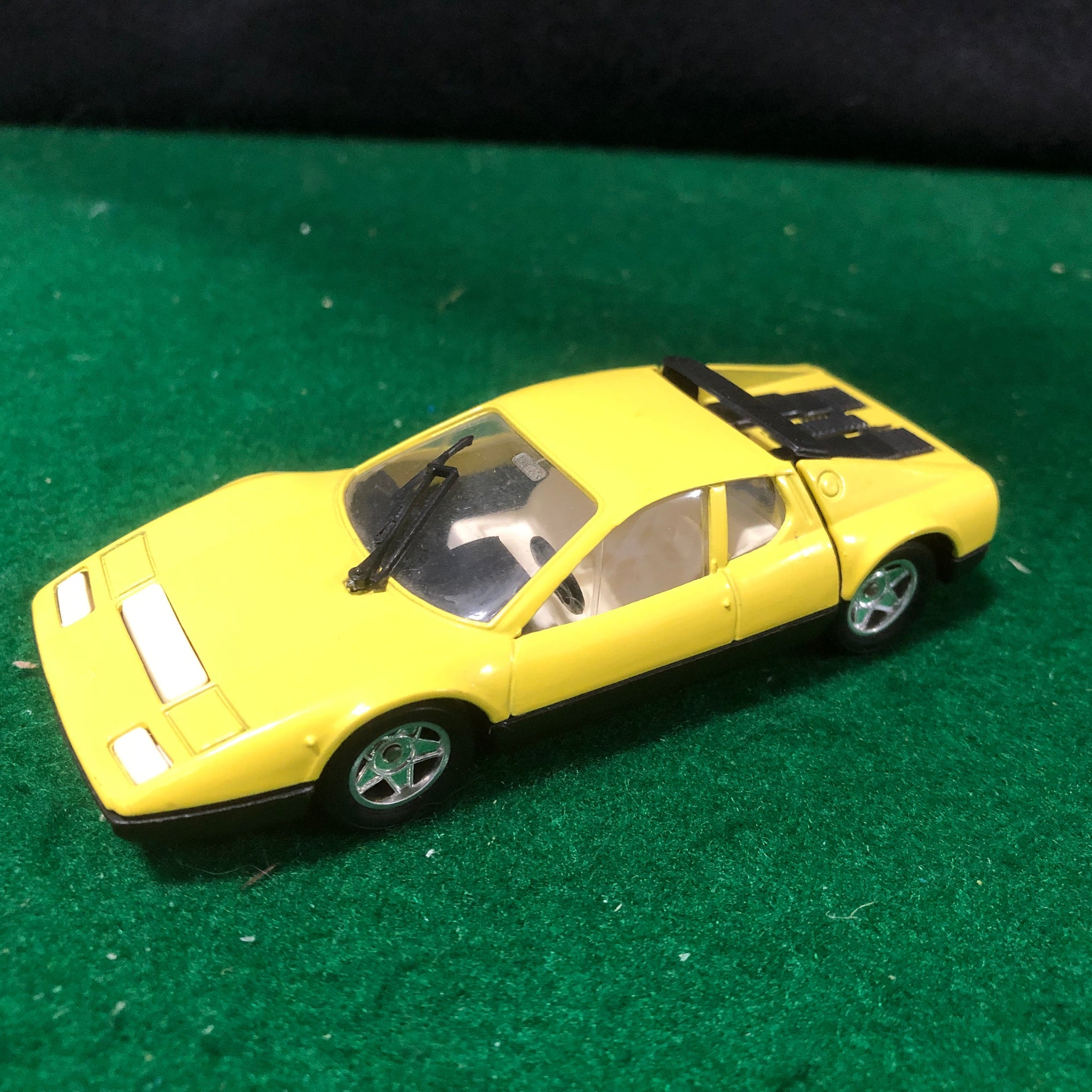 Ferrari 365/512 BB Berlinetta Boxer Yellow/Black by Solido 1:43 (44)