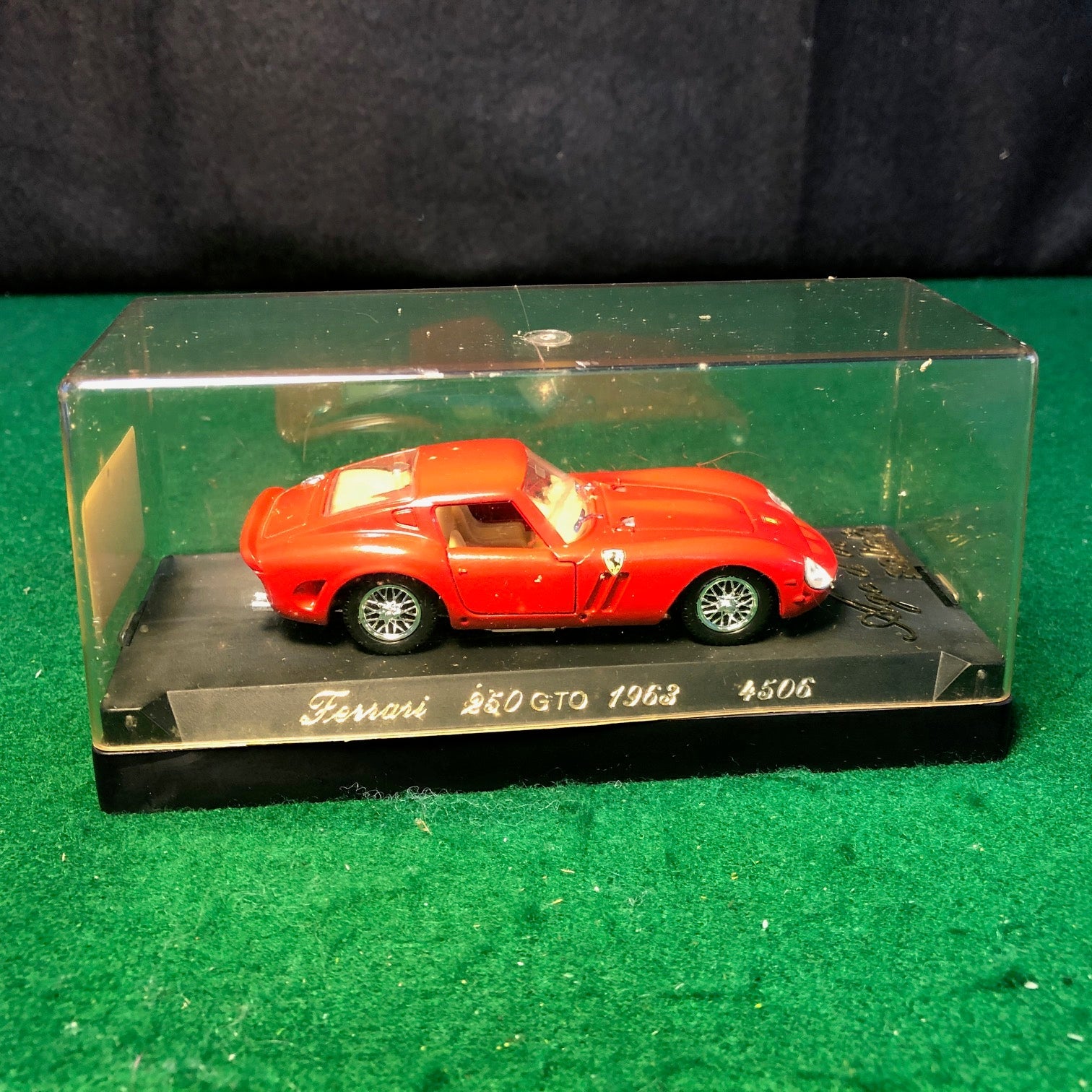 Ferrari 250 GTO 1964 Red by Solido 1:43 (4506)(Black base